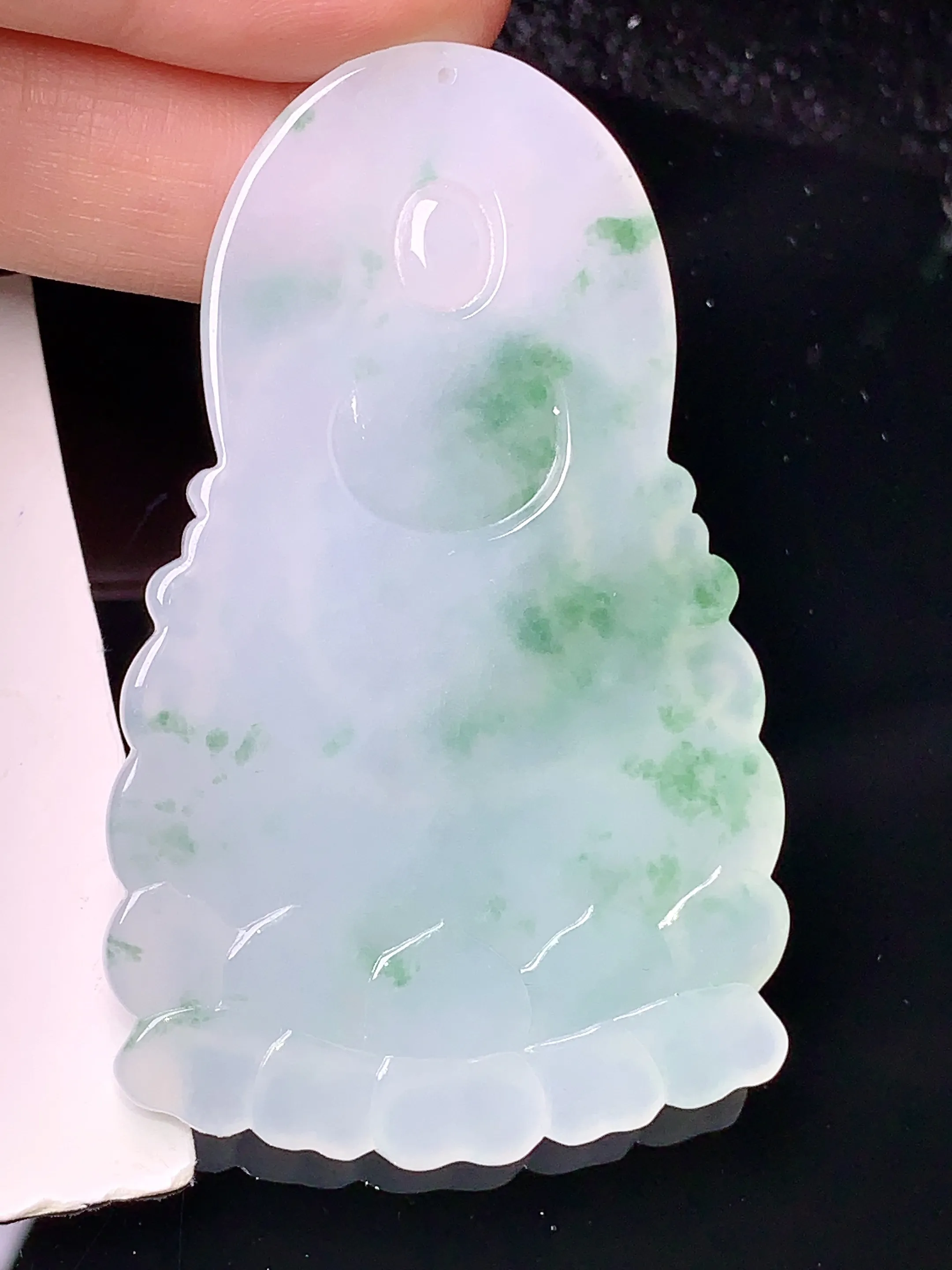 飘绿观音吊坠 玉质细腻 色泽清新艳丽 整体尺寸60.9*37.6*5.5