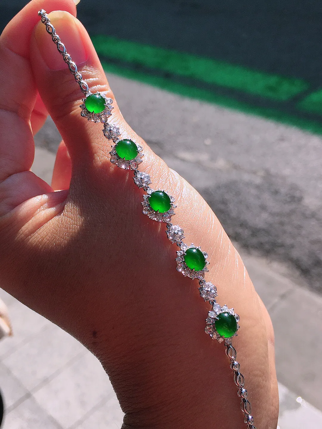 阳绿蛋面手链，色泽均匀艳丽，玉质细腻，荧光感超
强，饱满圆润，尽显优雅气质，18k
金豪华镶嵌