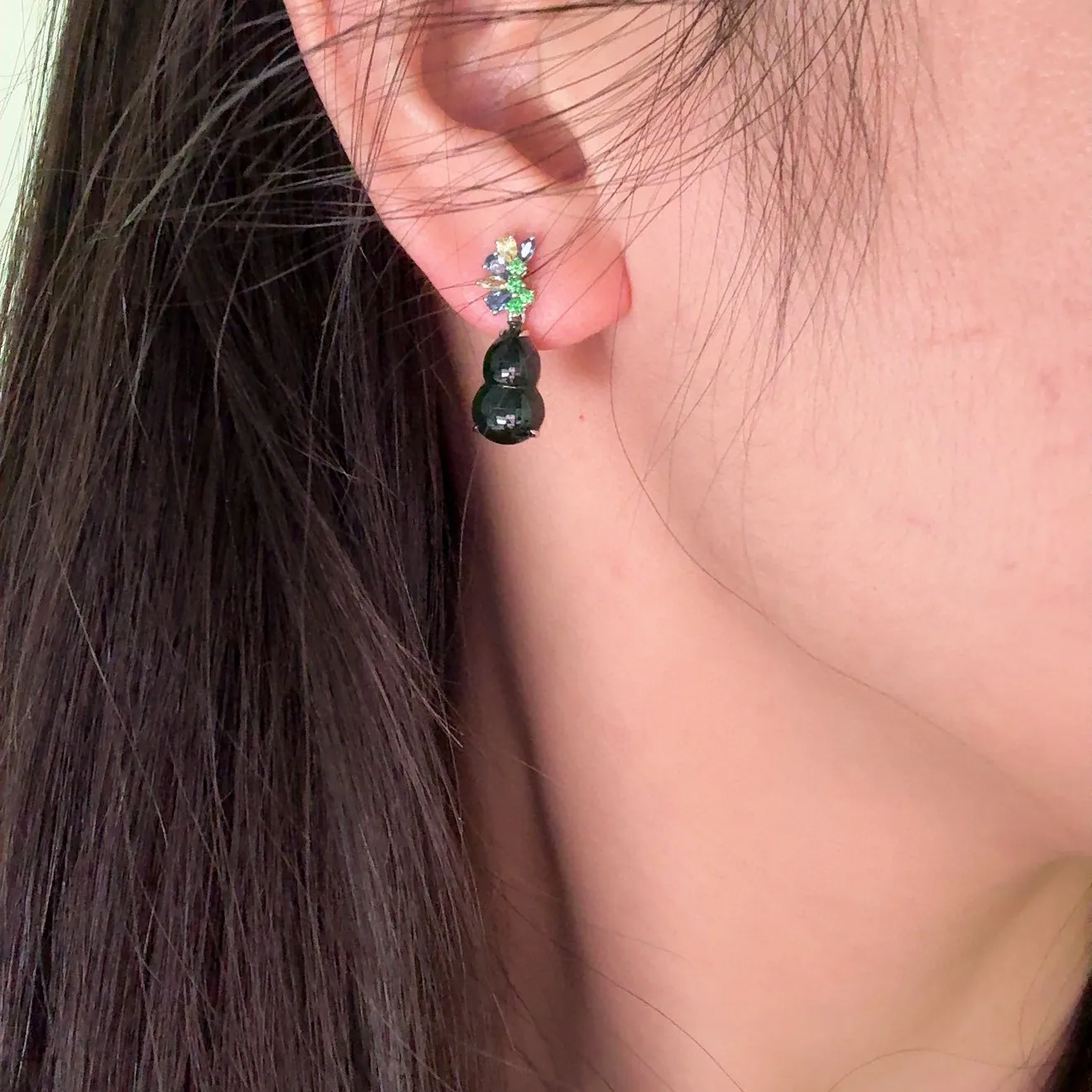 精品18k墨翠葫芦耳钉 种好色正 黑度极好 打灯通透 油性十足 尺寸20.9