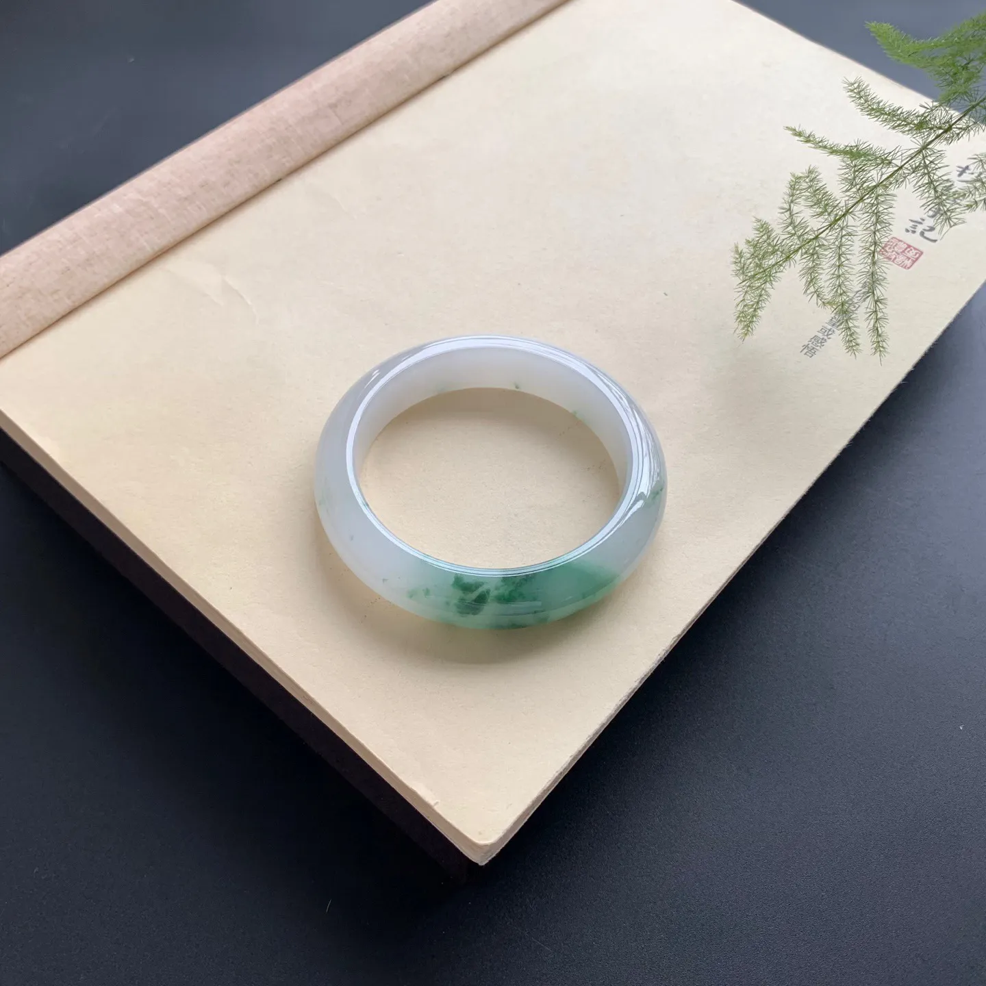 56圈口飘花正圈手镯 尺寸：56-13-9，无纹裂，花色浓郁，版型厚装