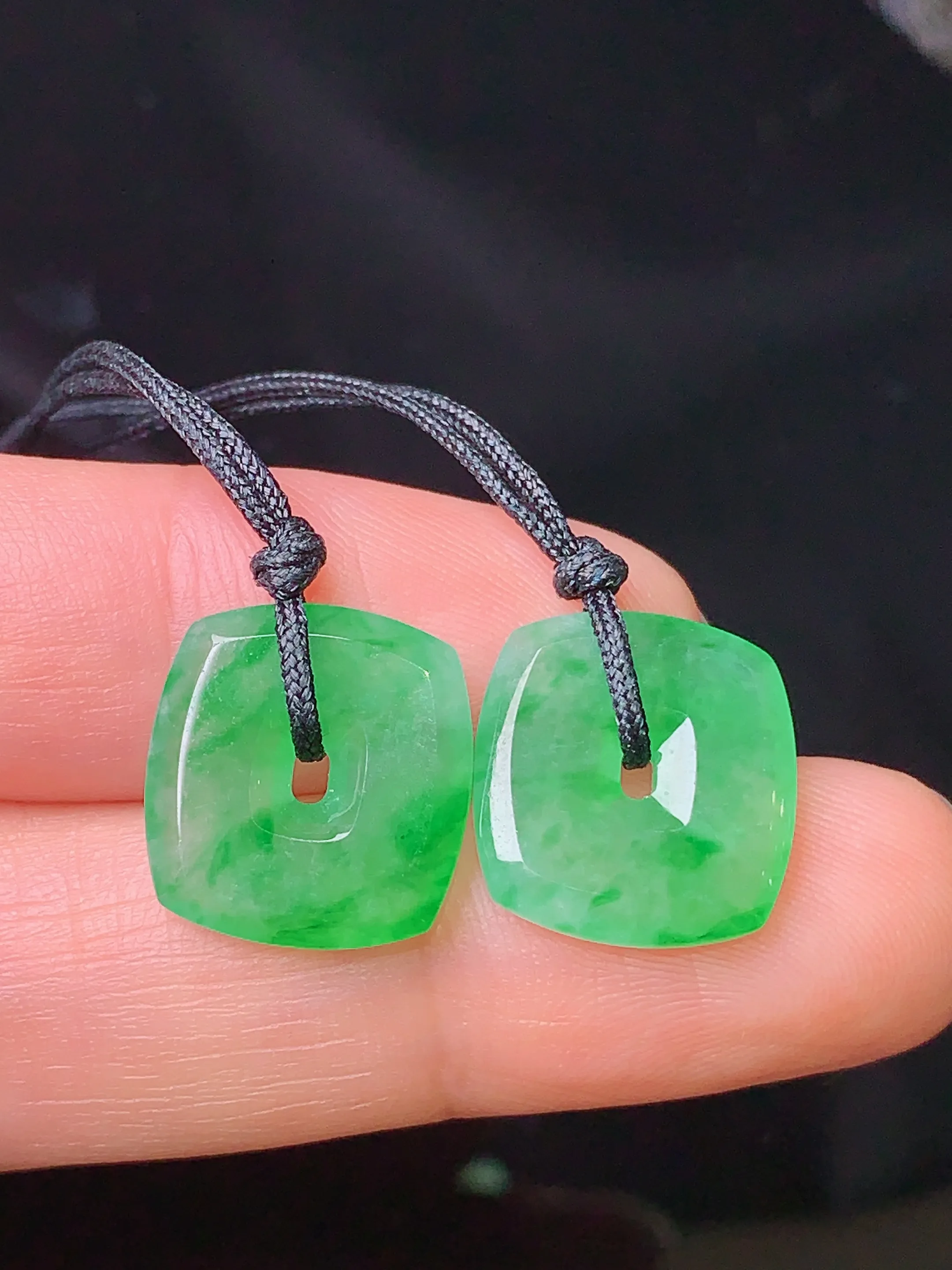 镶嵌款 翠绿平安扣吊坠 玉质细腻 色泽清新艳丽 整体尺寸13.8*13*2.5