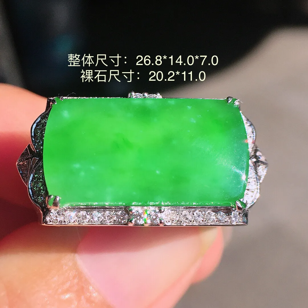 阳绿马鞍戒指，色泽均匀艳丽，玉质细腻，荧光感超
强，饱满圆润，尽显优雅气质，18k
金豪华镶嵌