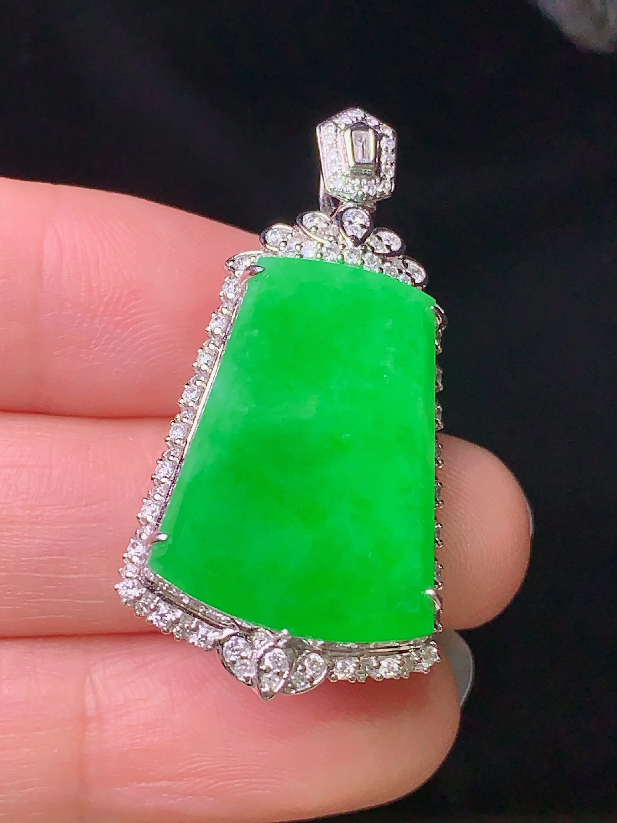 18k金钻镶嵌翠绿无事牌吊坠 玉质细腻 色泽清新艳丽 整体尺寸38*18.6*10