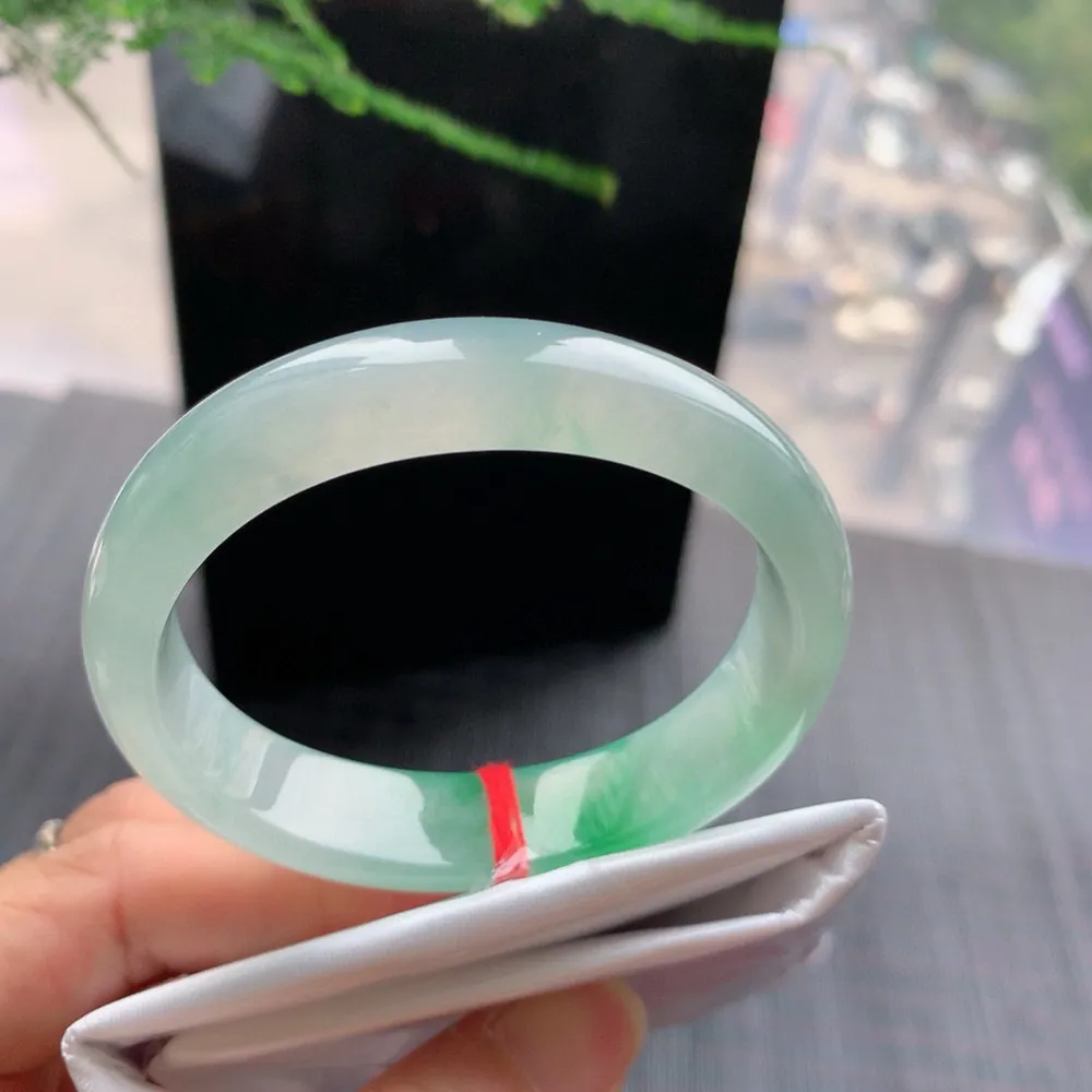 贵妃高冰阳绿 无瑕 尺寸:52.1/46.1/13.1/7.1 种色俱佳