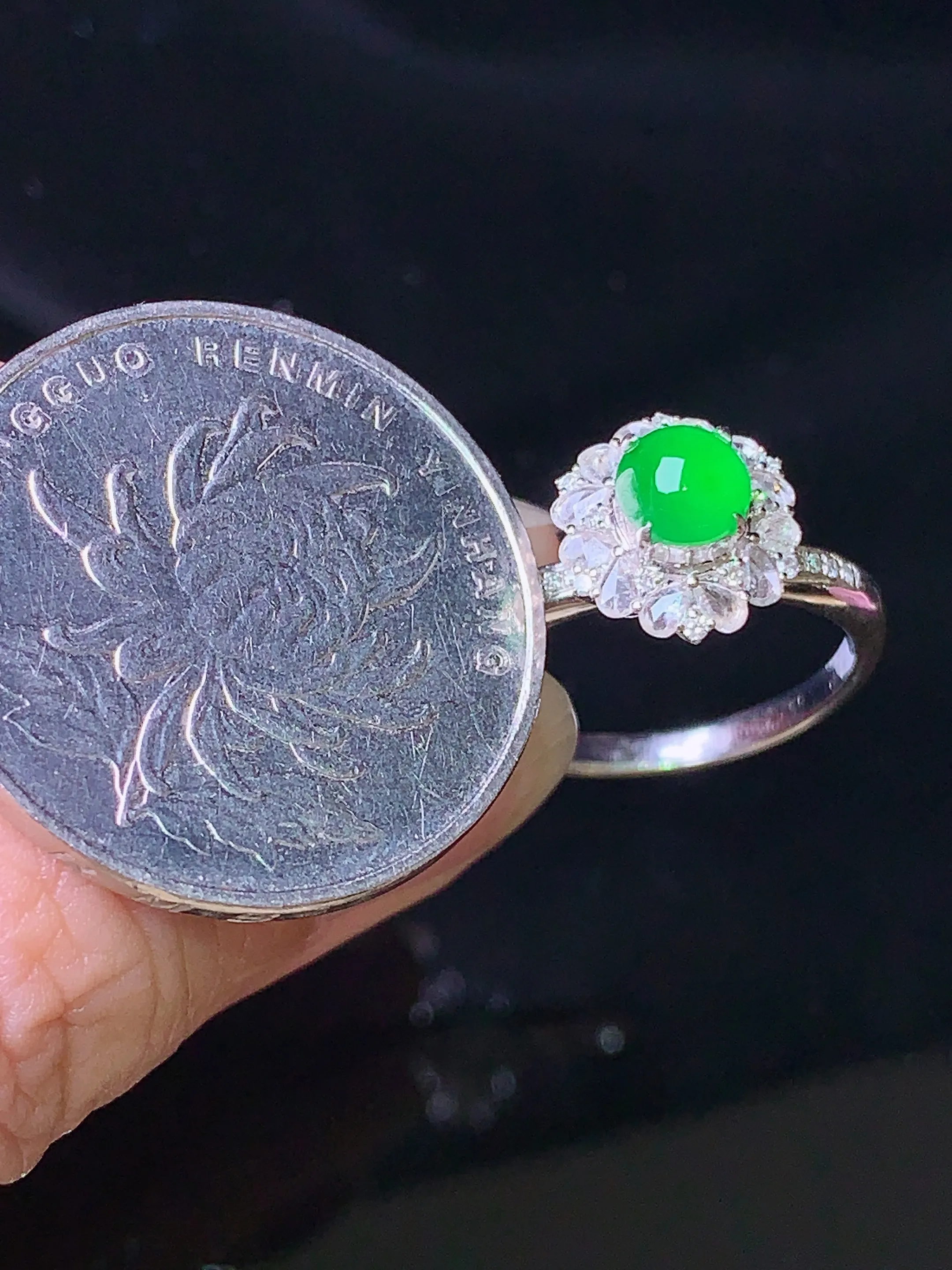 18k金钻镶嵌满绿蛋面戒指 玉质细腻 色泽清新艳丽 圈口13 整体尺寸10.2*9.5*9.3