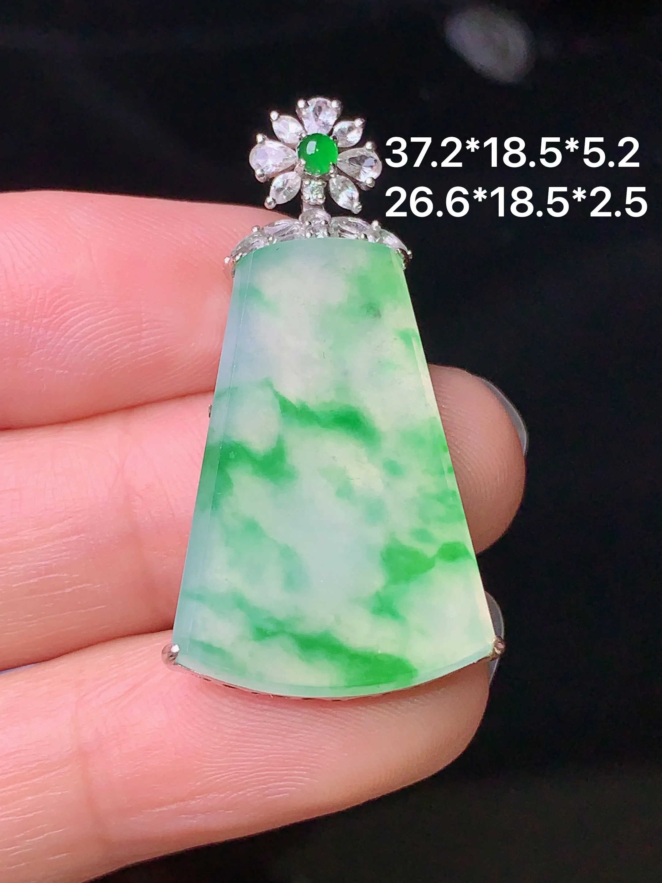 18k金钻镶嵌飘绿无事牌吊坠 玉质细腻 色泽清新艳丽 整体尺寸37.2*18.5*5.2