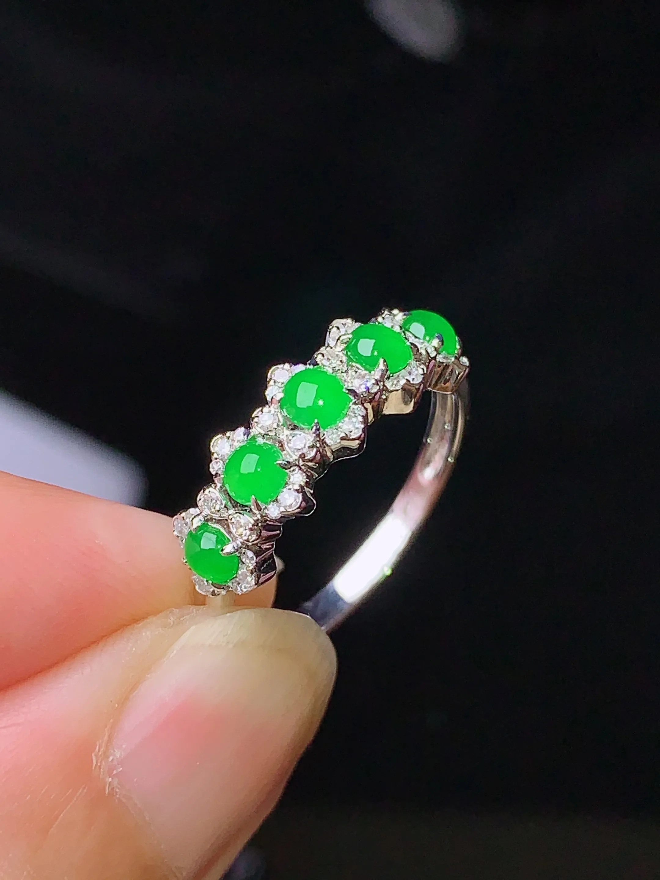 18k金钻镶嵌满绿蛋面组合戒指 玉质细腻 色泽清新艳丽 圈口13.5 整体尺寸2.8*2.3*2