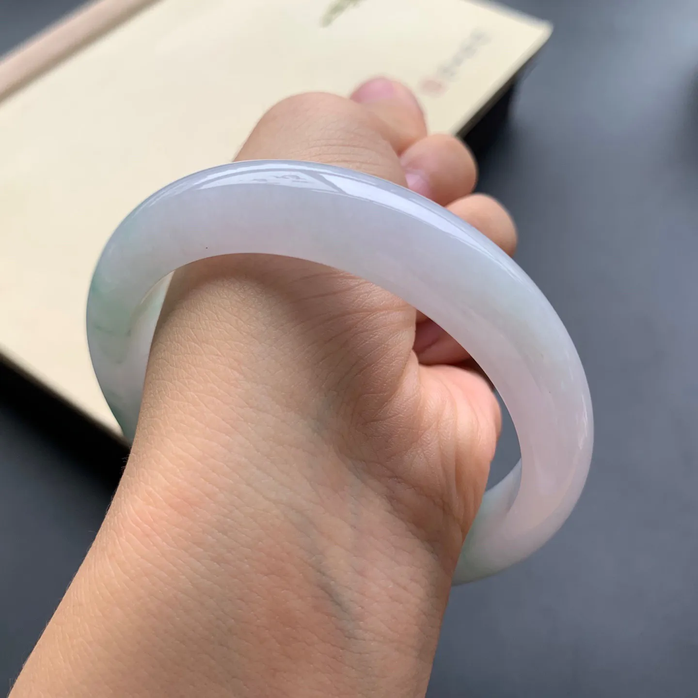 飘绿正圈手镯 尺寸：58.8-12.8-8.3，无纹裂，细腻光滑，清爽干净