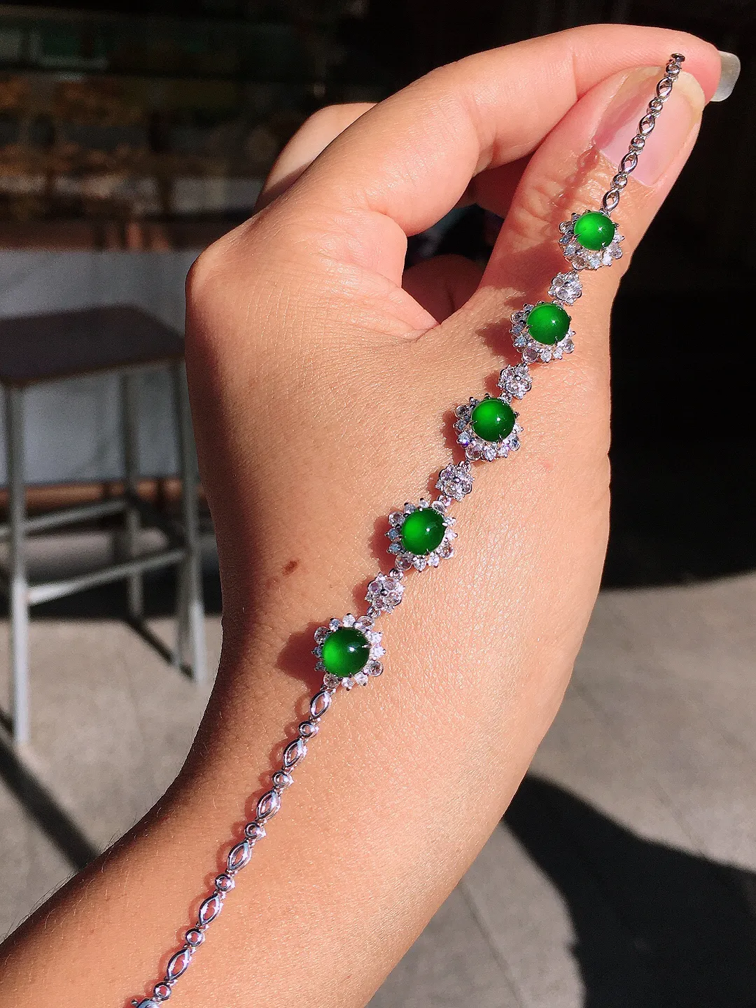 阳绿蛋面手链，色泽均匀艳丽，玉质细腻，荧光感超
强，饱满圆润，尽显优雅气质，18k
金豪华镶嵌