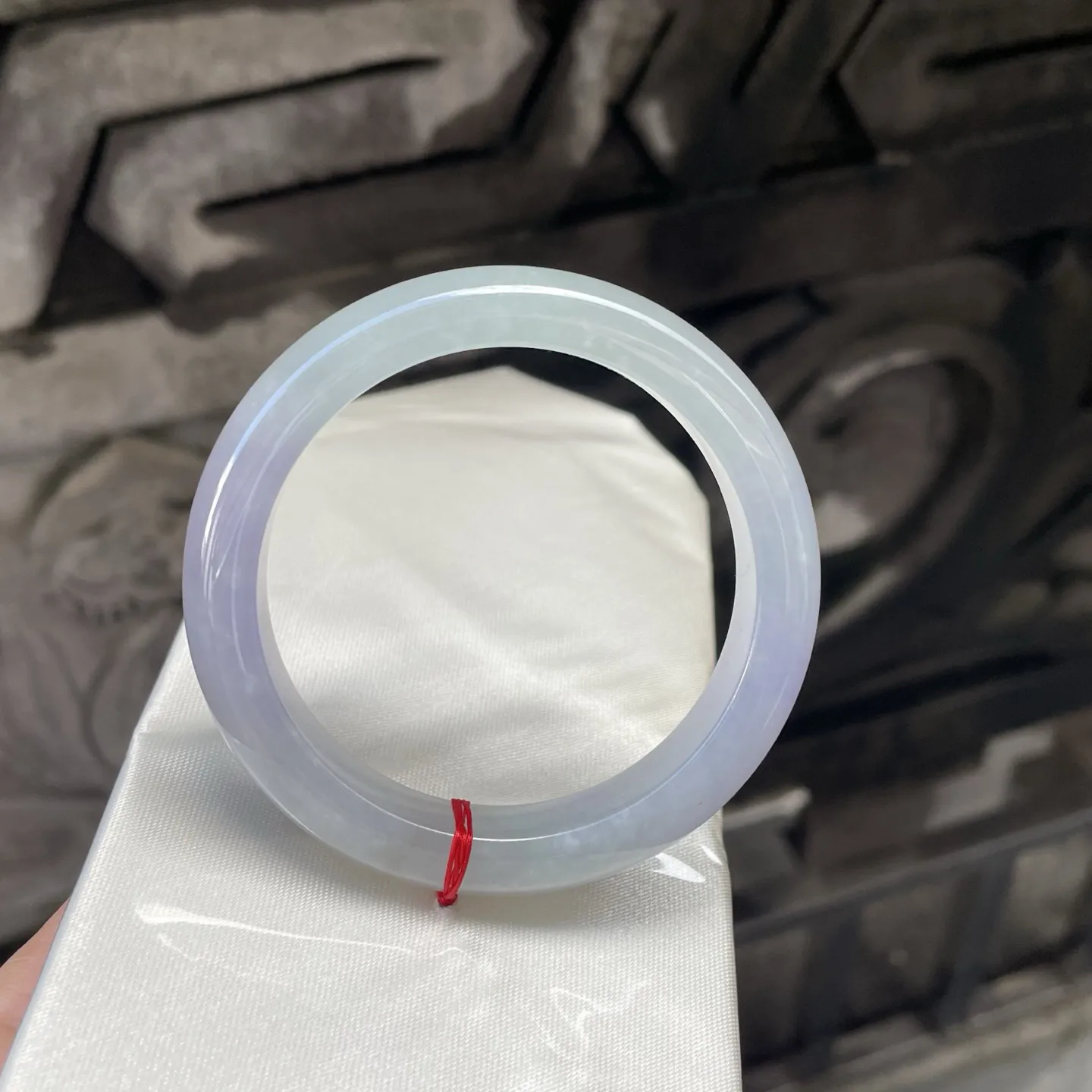 55圈口
春彩，似揉碎了晨曦的淡紫与云雾的浅白，在光下漾着朦胧又雅致的光晕