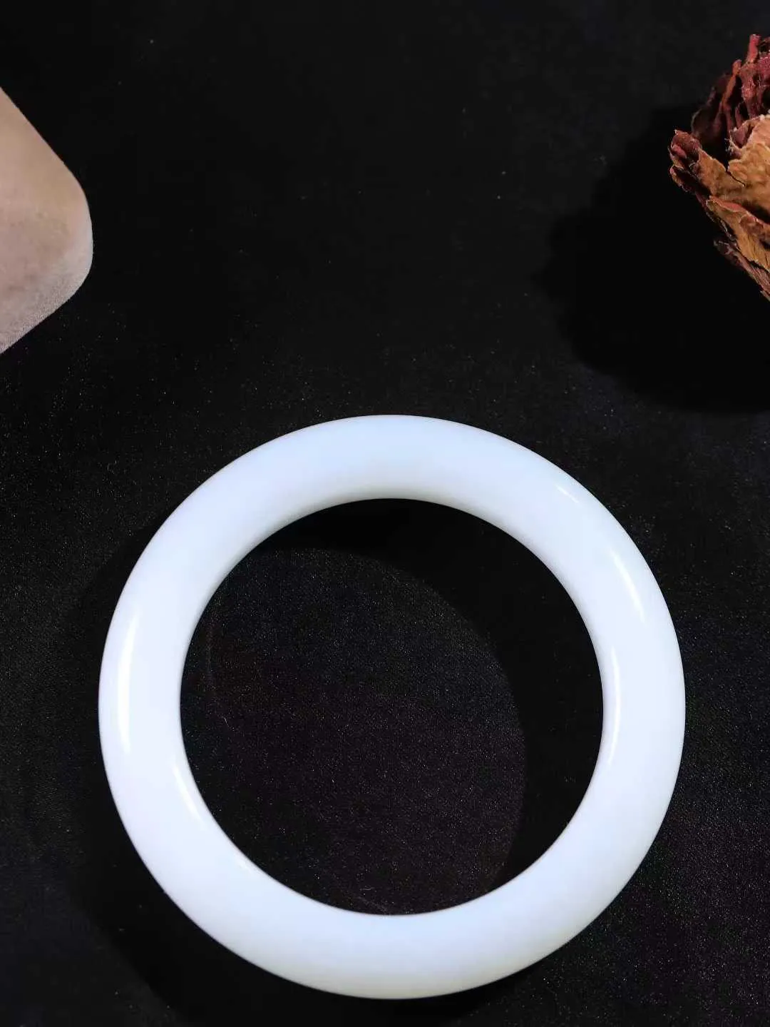 （一见倾心.手镯）

精品️和田玉白玉手镯，玉质温润细腻 油性十足 手感舒适，高华雅逸，线条流畅，简约大气，美自天成，素雅高贵。佩戴于腕间，婉约之美，举手投足间透出那低调奢华。重96.7克  尺寸61.5-14.7-11.7mm FDA79110426