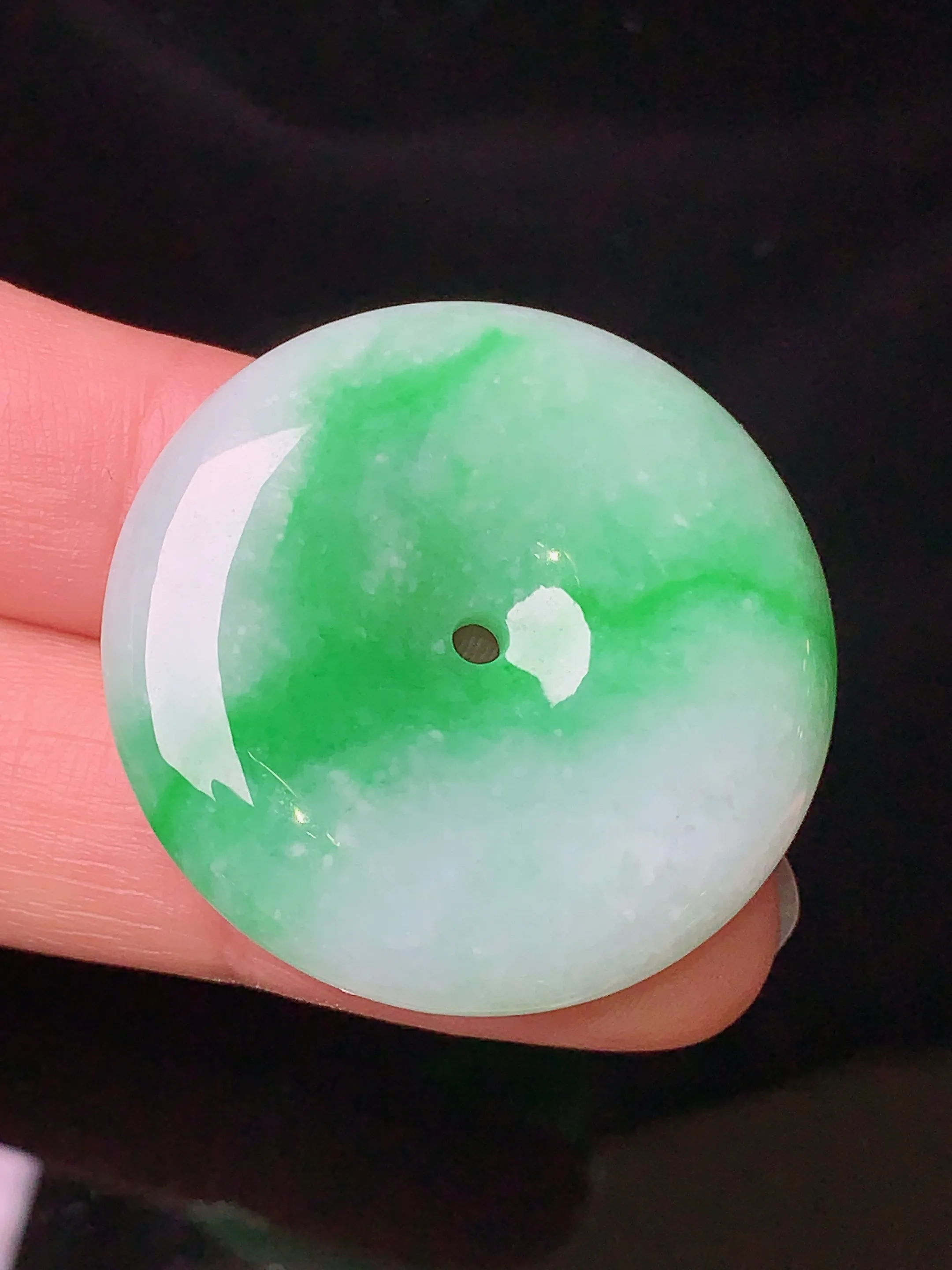 飘绿平安扣吊坠 玉质细腻 色泽清新艳丽 整体尺寸32*6.2