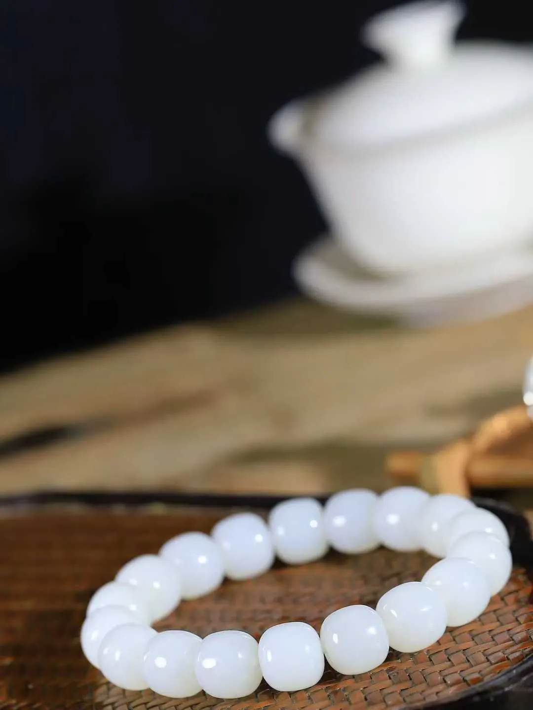 （老型珠.手串）

精品 和田玉白玉老型珠手串，玉质细腻油润 饱满光滑 质朴无华，悠远简单，人心境