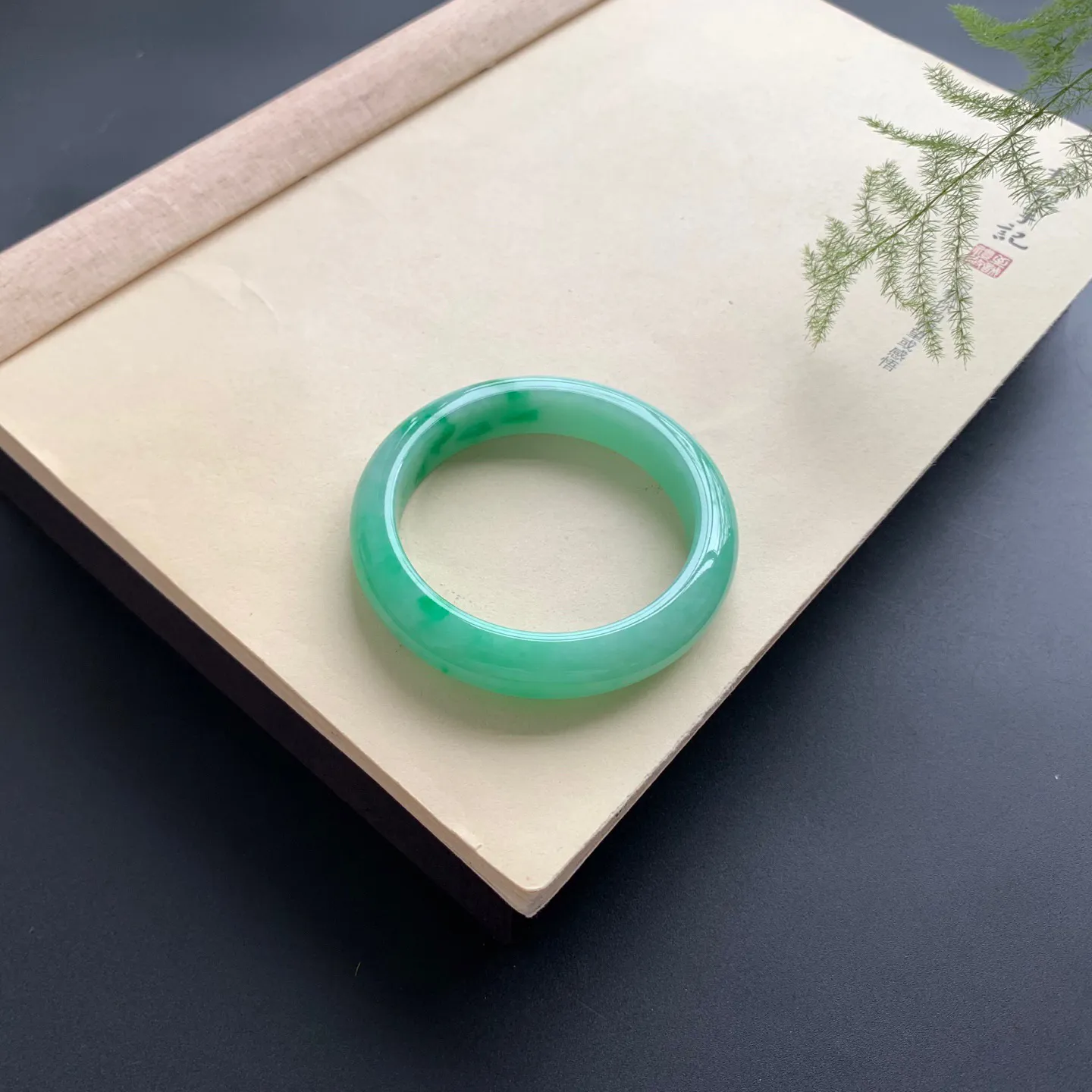 55圈口辣色正圈手镯 尺寸：55-12.5-8.8，无纹裂，细腻光滑，色辣靓丽