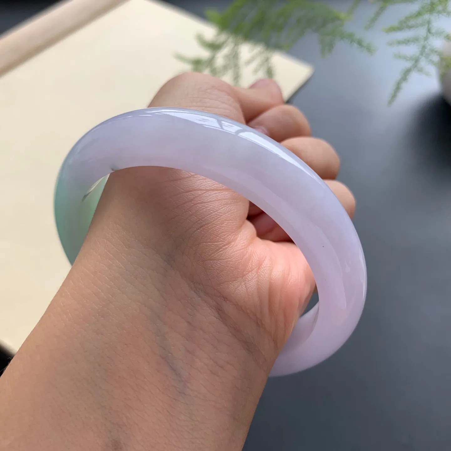 59圈口飘绿正圈手镯 尺寸：59-13.3-8，无纹裂，细腻光滑，色泽靓丽