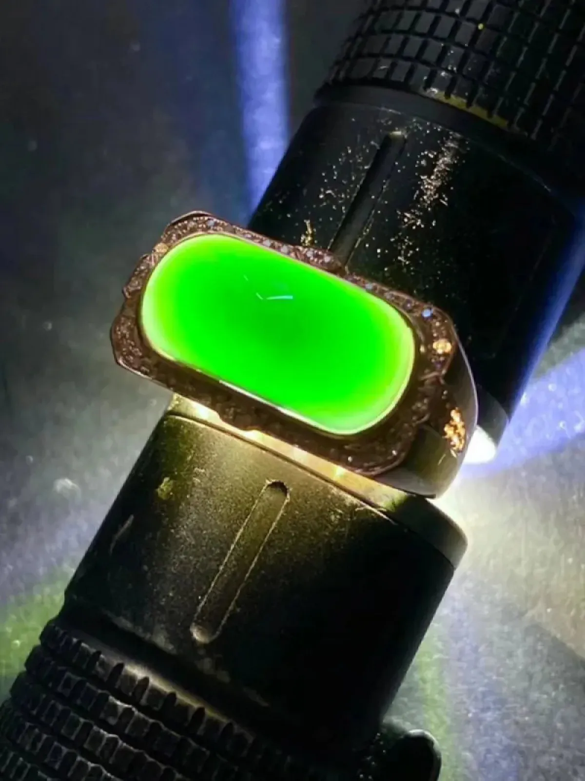 墨翠【马鞍戒指】18K金+南非钻镶嵌，细腻干净，黑度极黑，性价比高，雕工精湛，打灯透绿 裸石尺寸：1