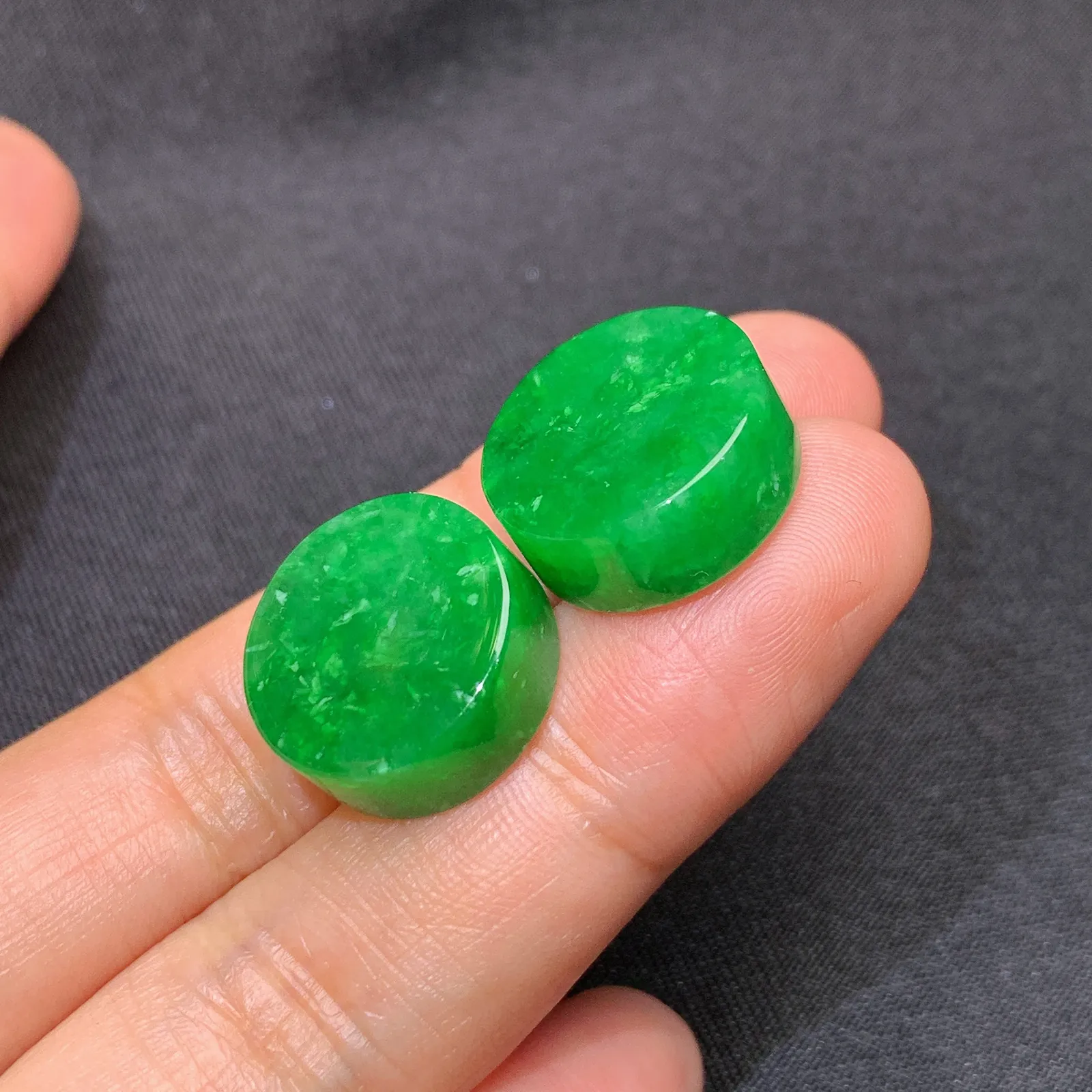 辣绿圆牌一对，镶嵌佳品，冰润色阳，种水足 尺寸15.3*6.1