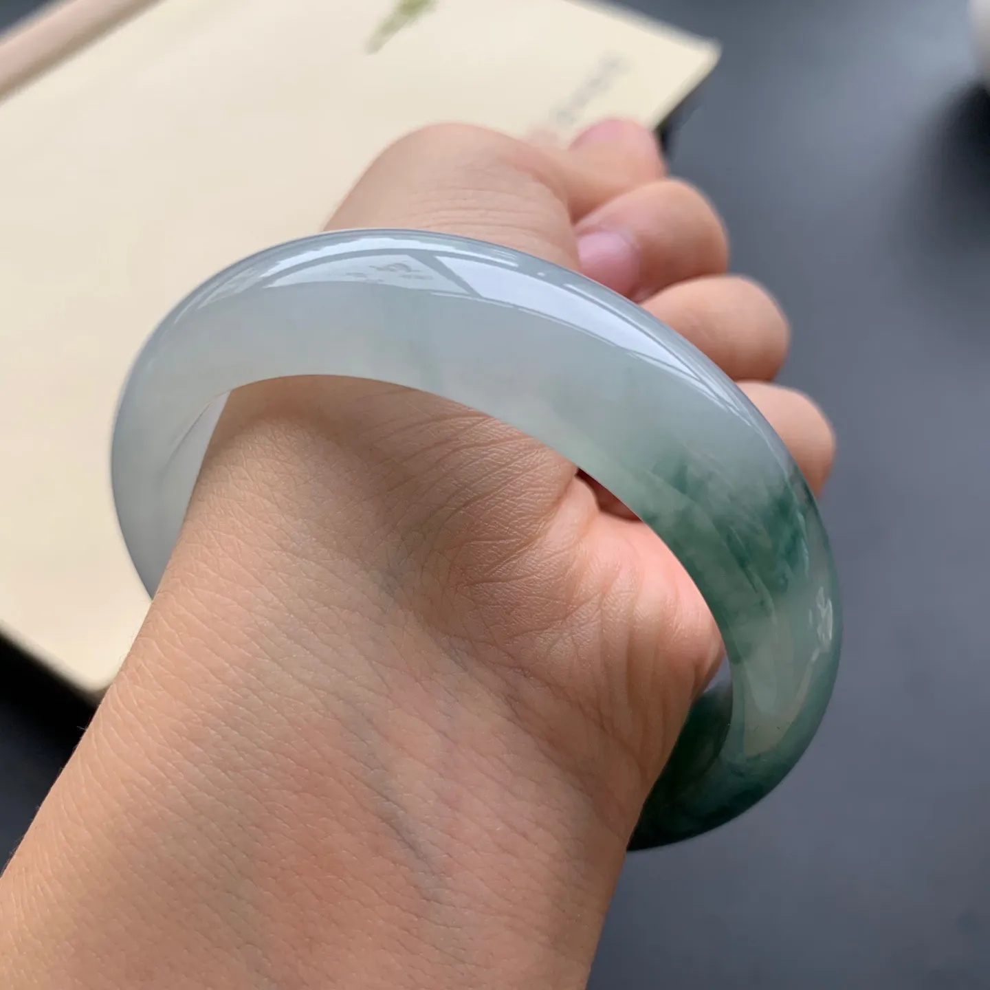 58圈口飘花正圈手镯 尺寸：58-15.6-7.8，无纹裂，花色浓郁，宽版大气