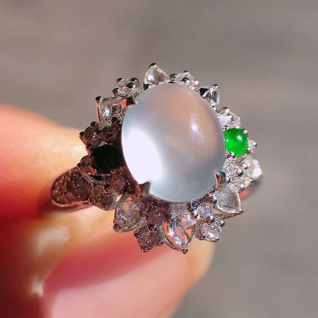 玻璃种蛋面戒指，玉质细腻，荧光感超
强，饱满圆润，尽显优雅气质，18k
金豪华镶嵌