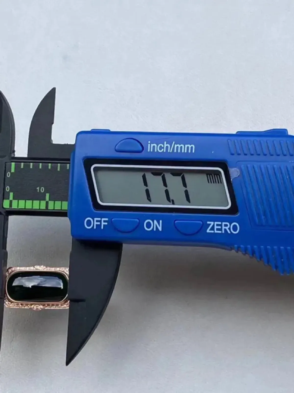 墨翠【马鞍戒指】18K金+南非钻镶嵌，细腻干净，黑度极黑，性价比高，雕工精湛，打灯透绿 裸石尺寸：17.7*9.2*6.8‘