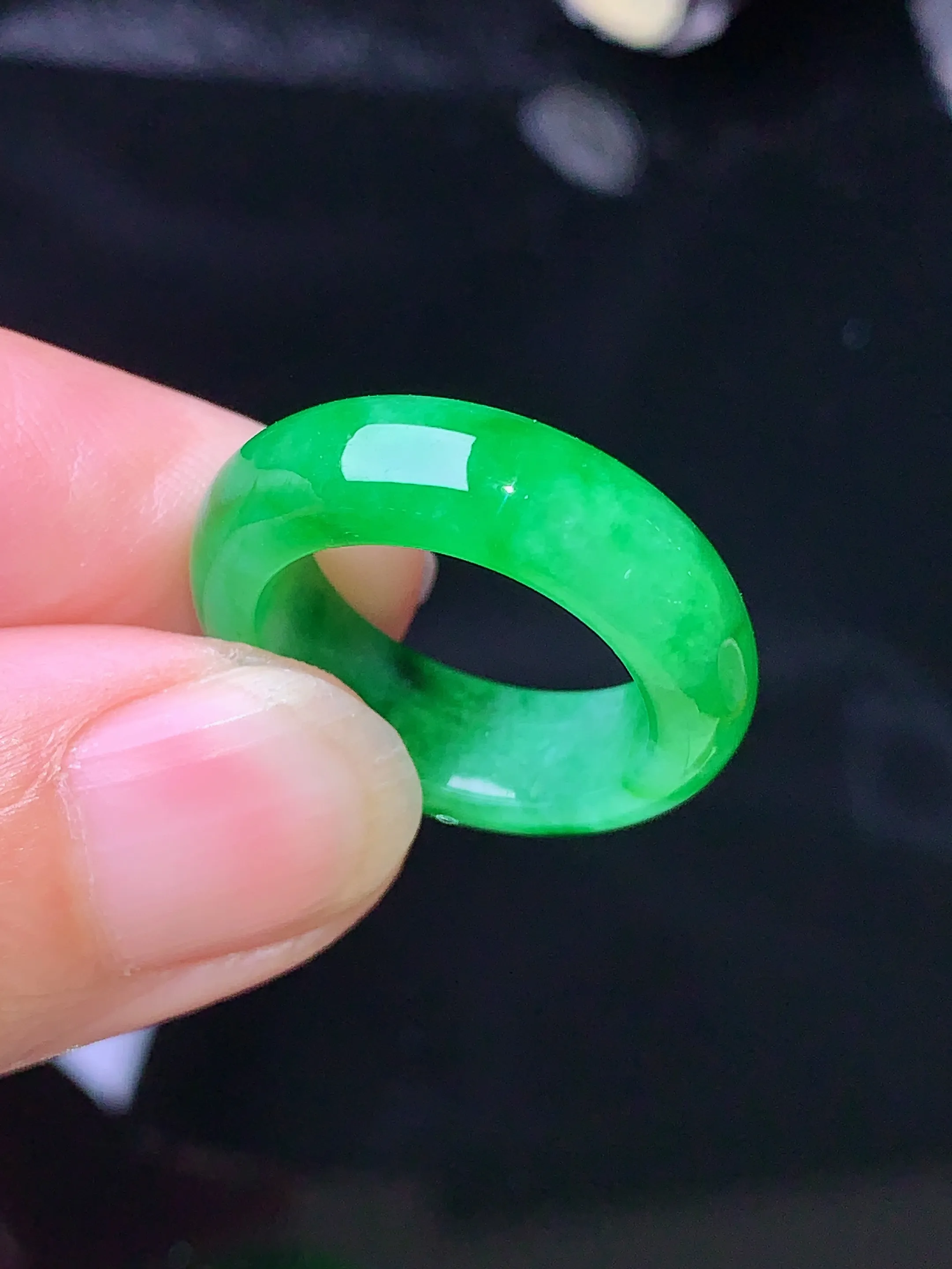 翠绿指环 玉质细腻 色泽清新艳丽 整体尺寸22.7*6*3.6 圈口10.5