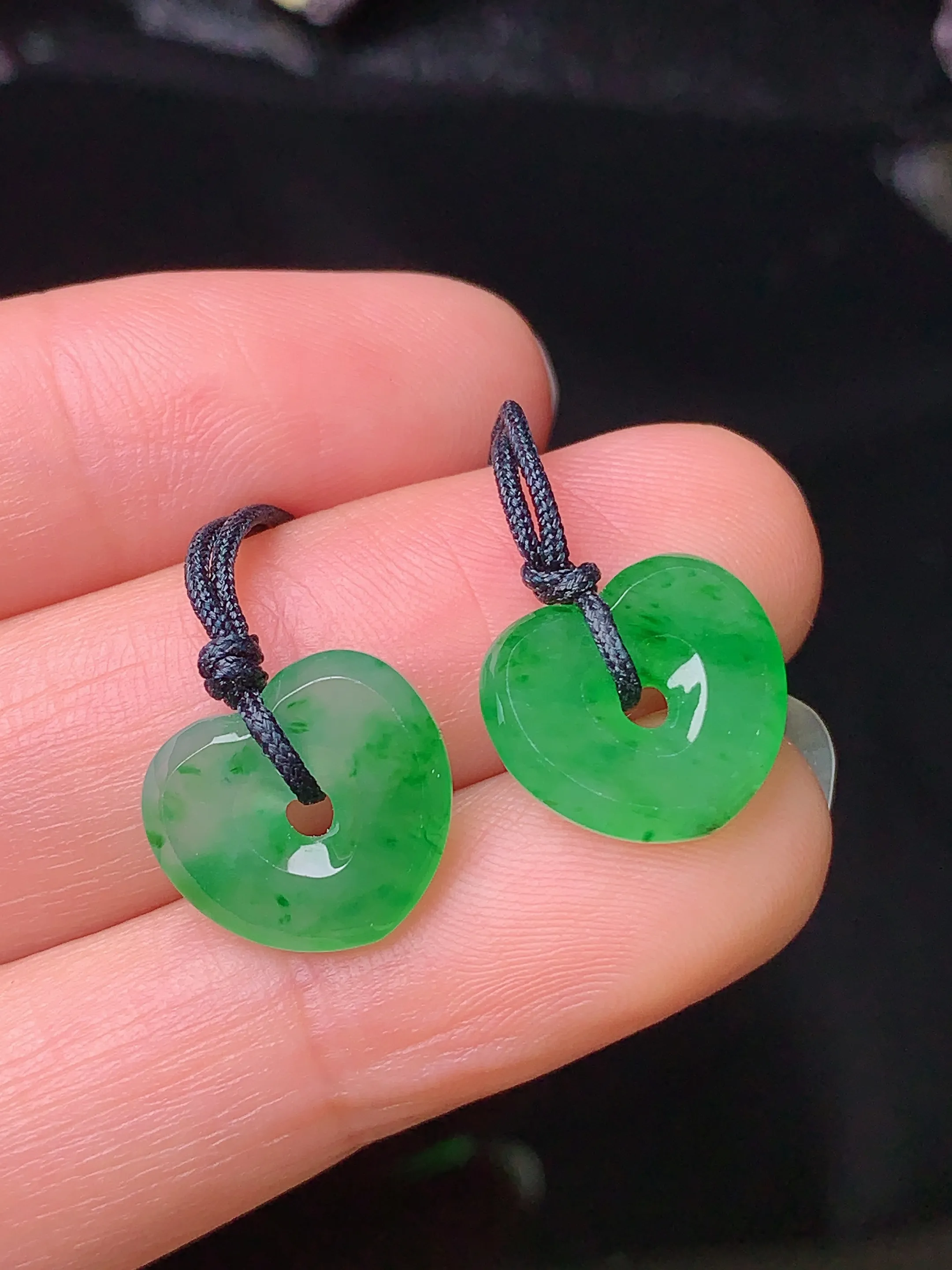 镶嵌款 翠绿心形吊坠 玉质细腻 色泽清新艳丽 整体尺寸11.6*12.8*3