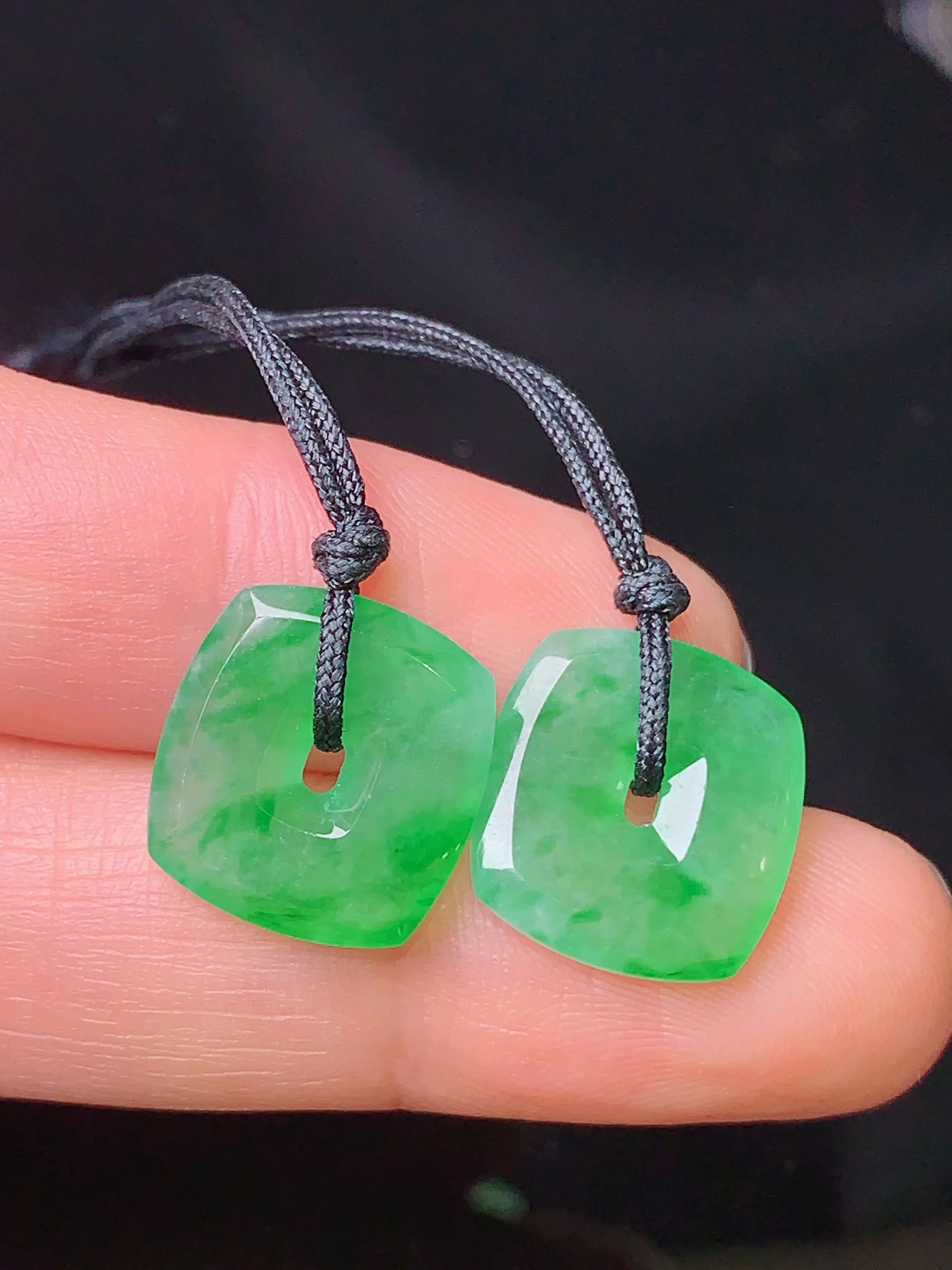 镶嵌款 翠绿平安扣吊坠 玉质细腻 色泽清新艳丽 整体尺寸13.8*13*2.5