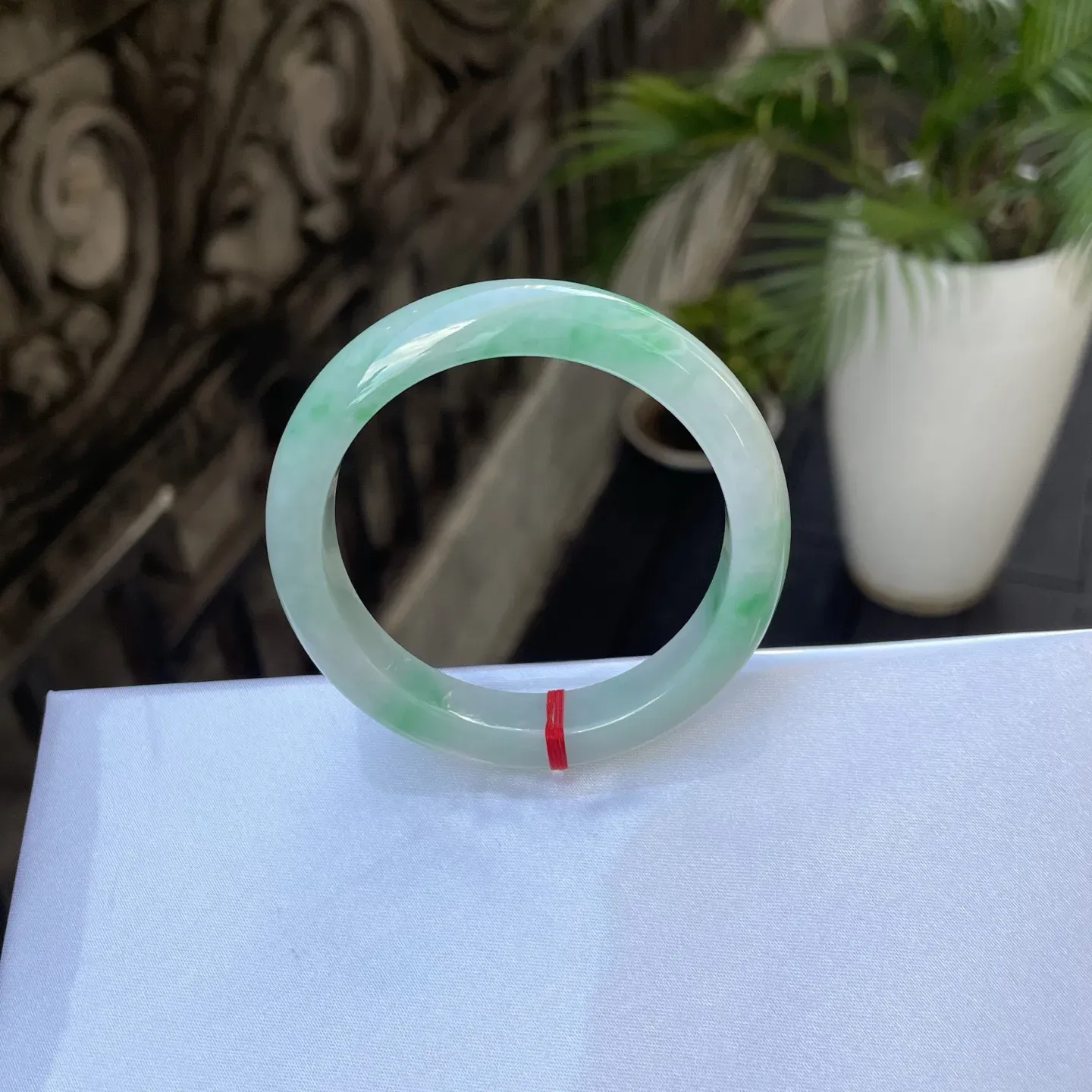 53+圈口
带色，莹润的玉质里凝着江南的绿意，翠色似流光在石上肆意晕染，清新绿意