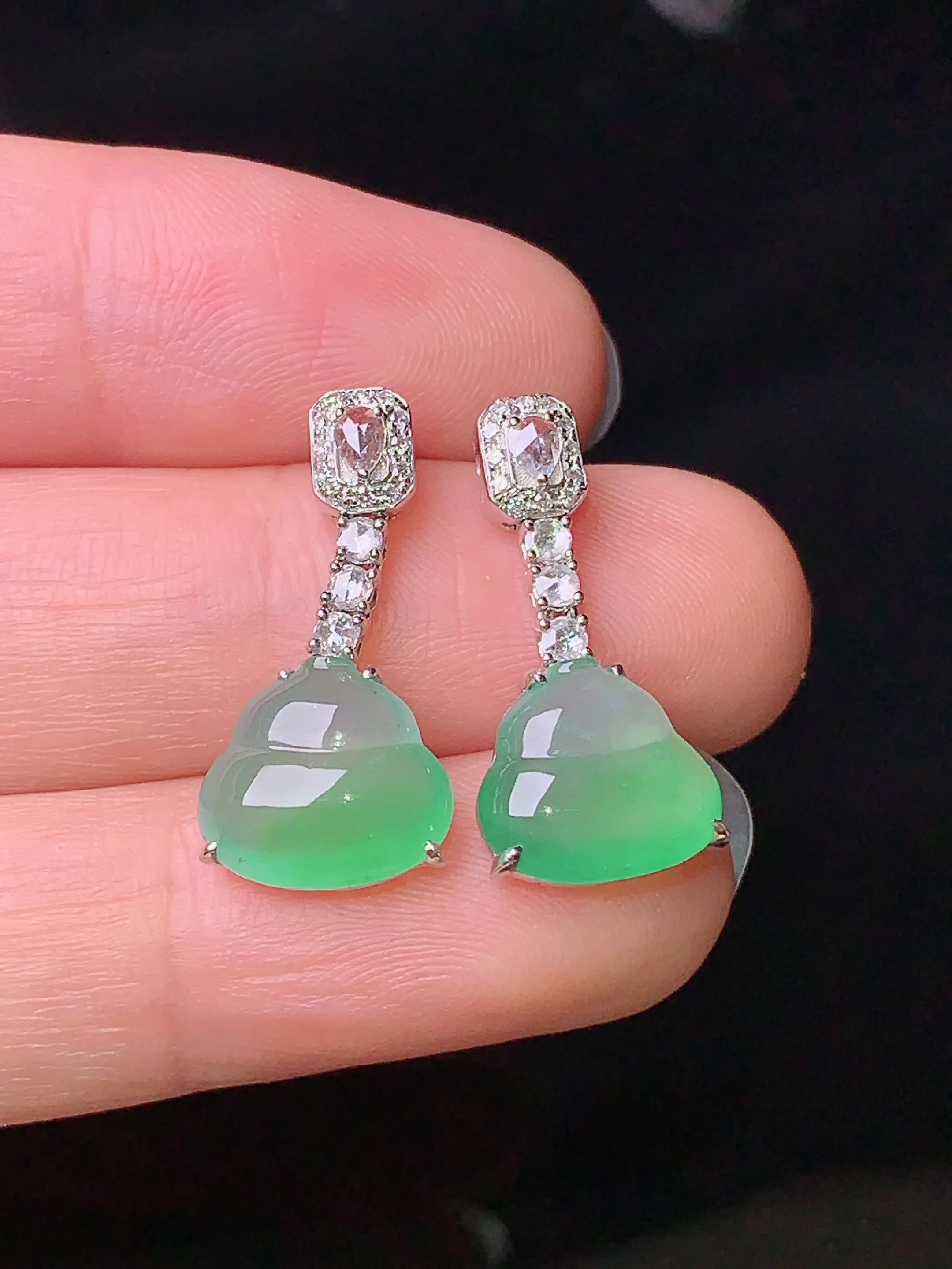 18k金钻镶嵌冰种翠绿葫芦耳坠吊坠 玉质细腻 色泽清新艳丽 整体尺寸21.5*10.5*4.5