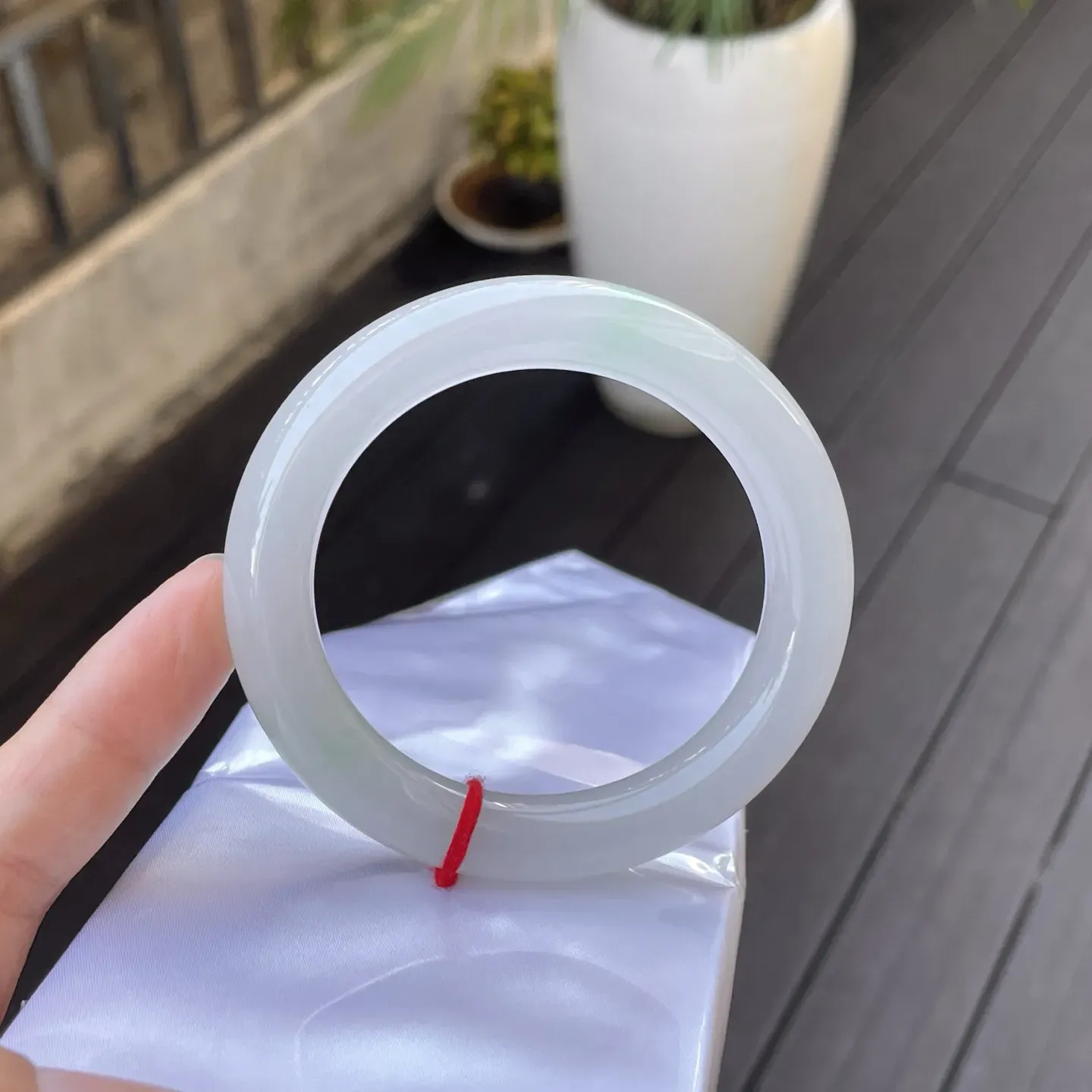 56圆条
冰底飘抹金丝绿，通透的质地，仿若能映出周遭光影，流转着柔和又雅致的光泽