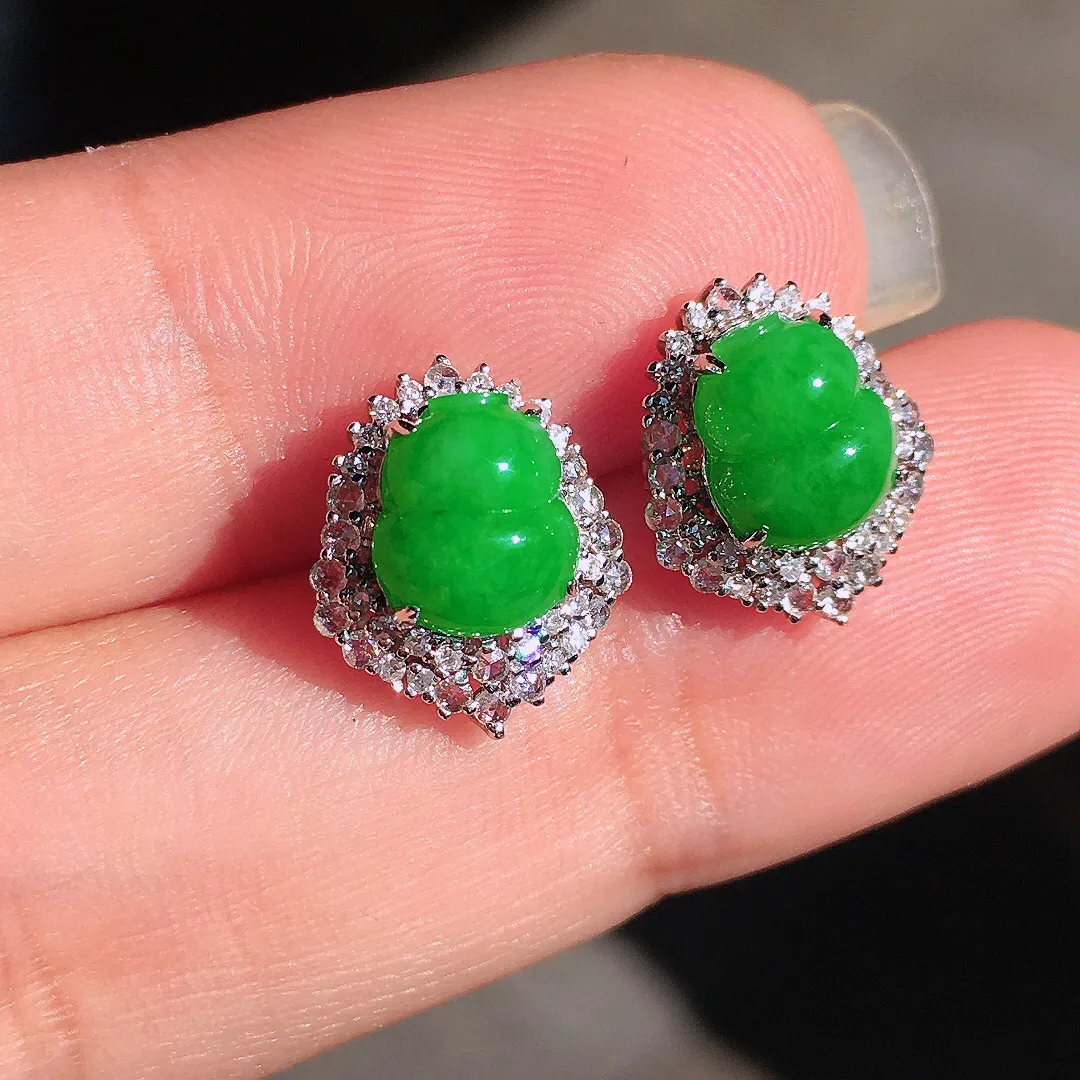 阳绿葫芦耳钉，色泽均匀艳丽，玉质细腻，荧光感超
强，饱满圆润，尽显优雅气质，18k
金豪华镶嵌