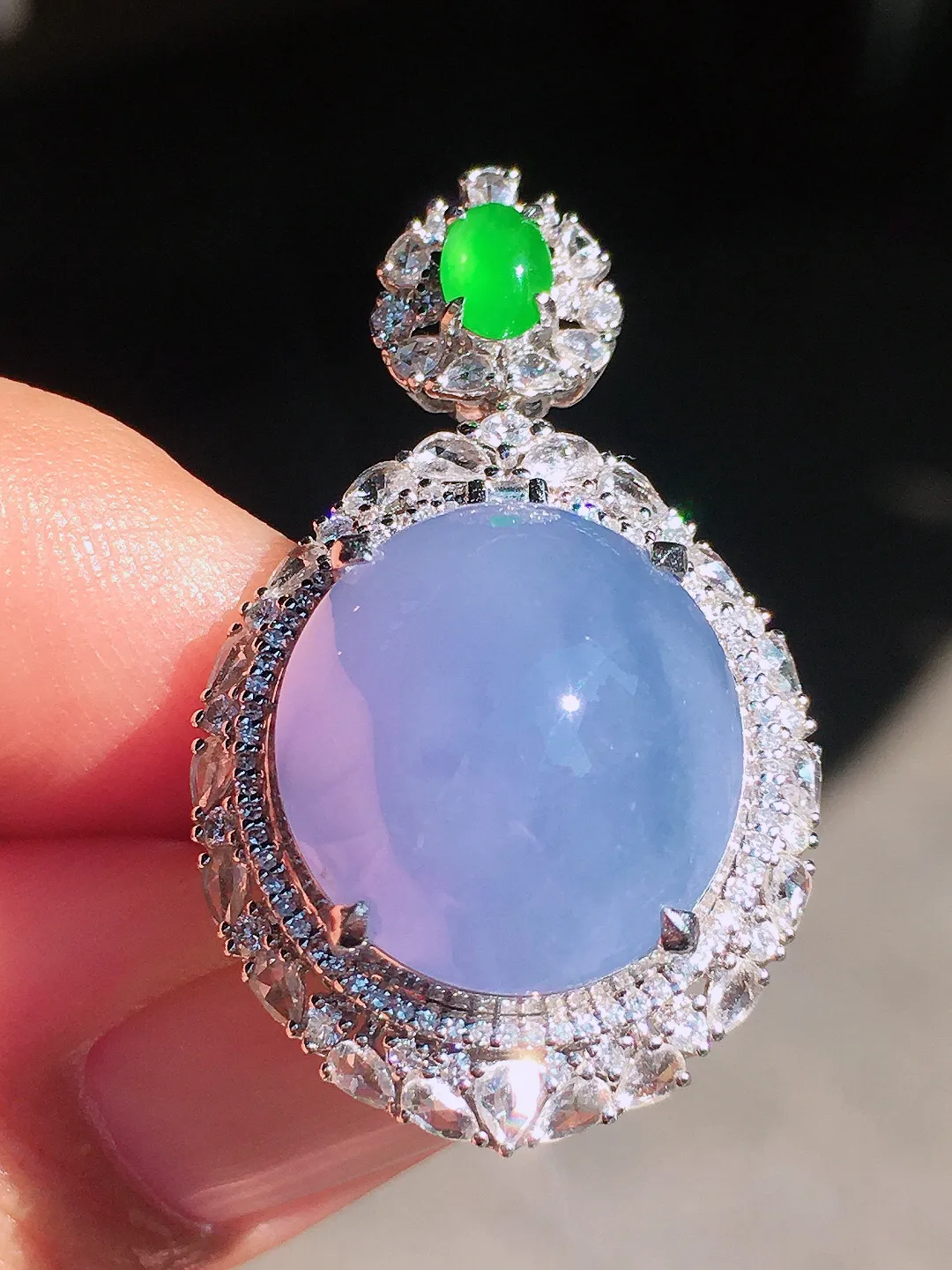 紫罗兰蛋面戒指/吊坠两用款，色泽均匀艳丽，玉质细腻，荧光感超
强，饱满圆润，尽显优雅气质，18k
金