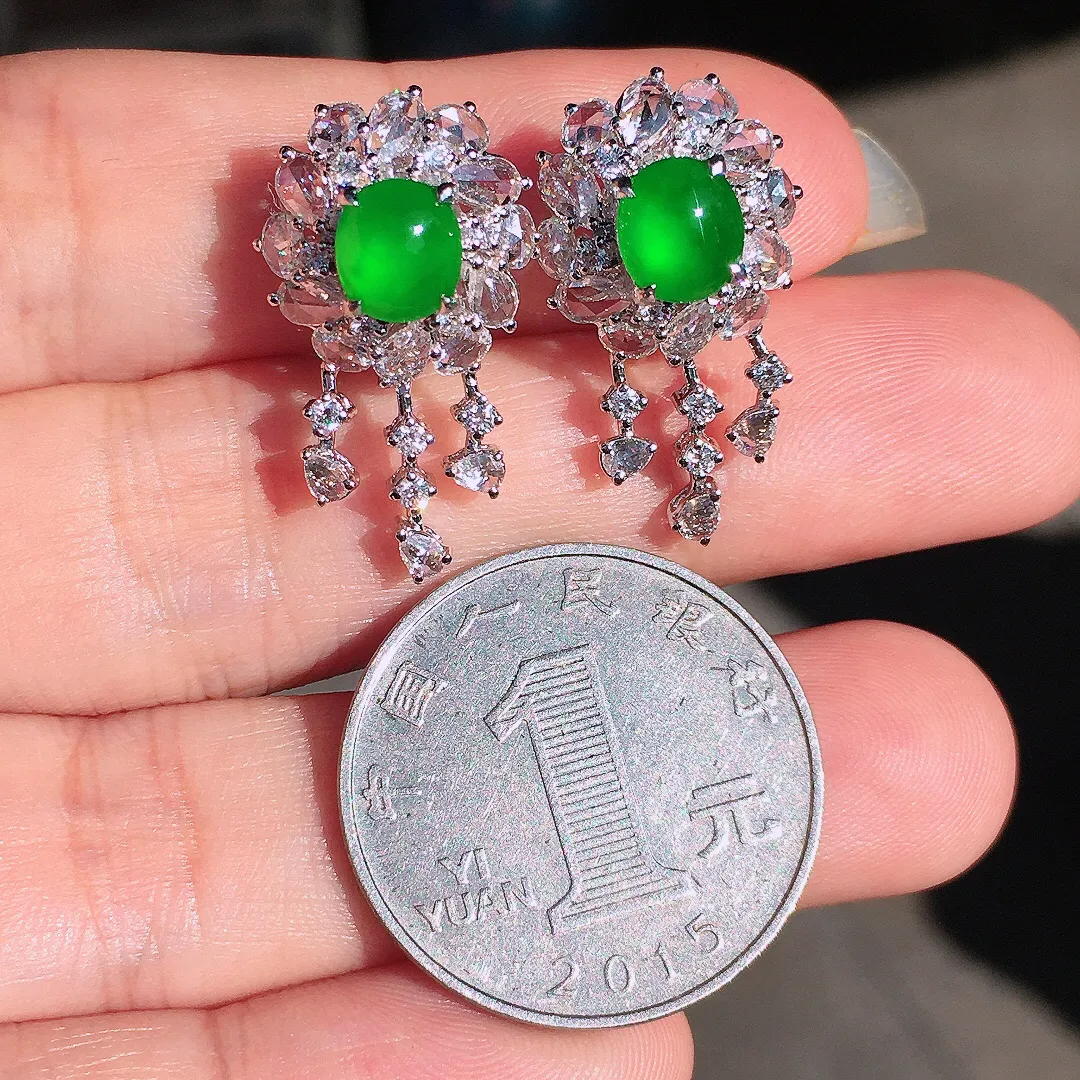 阳绿蛋面耳钉，色泽均匀艳丽，玉质细腻，荧光感超
强，饱满圆润，尽显优雅气质，18k
金豪华镶嵌