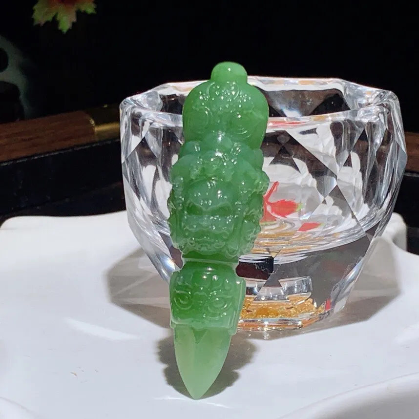 和田玉阳绿俄罗斯碧玉不动明王降魔杵挂件。尺寸64/19/16重20.8克。玉质细腻油润。手推出油。佩