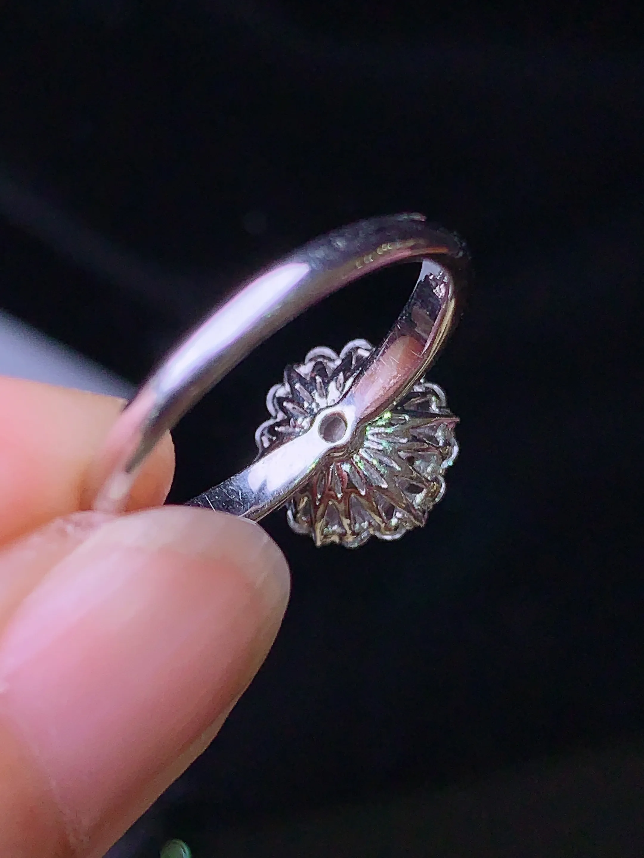 18k金钻镶嵌满绿蛋面戒指 玉质细腻 色泽清新艳丽 圈口13 整体尺寸10.2*9.5*9.3