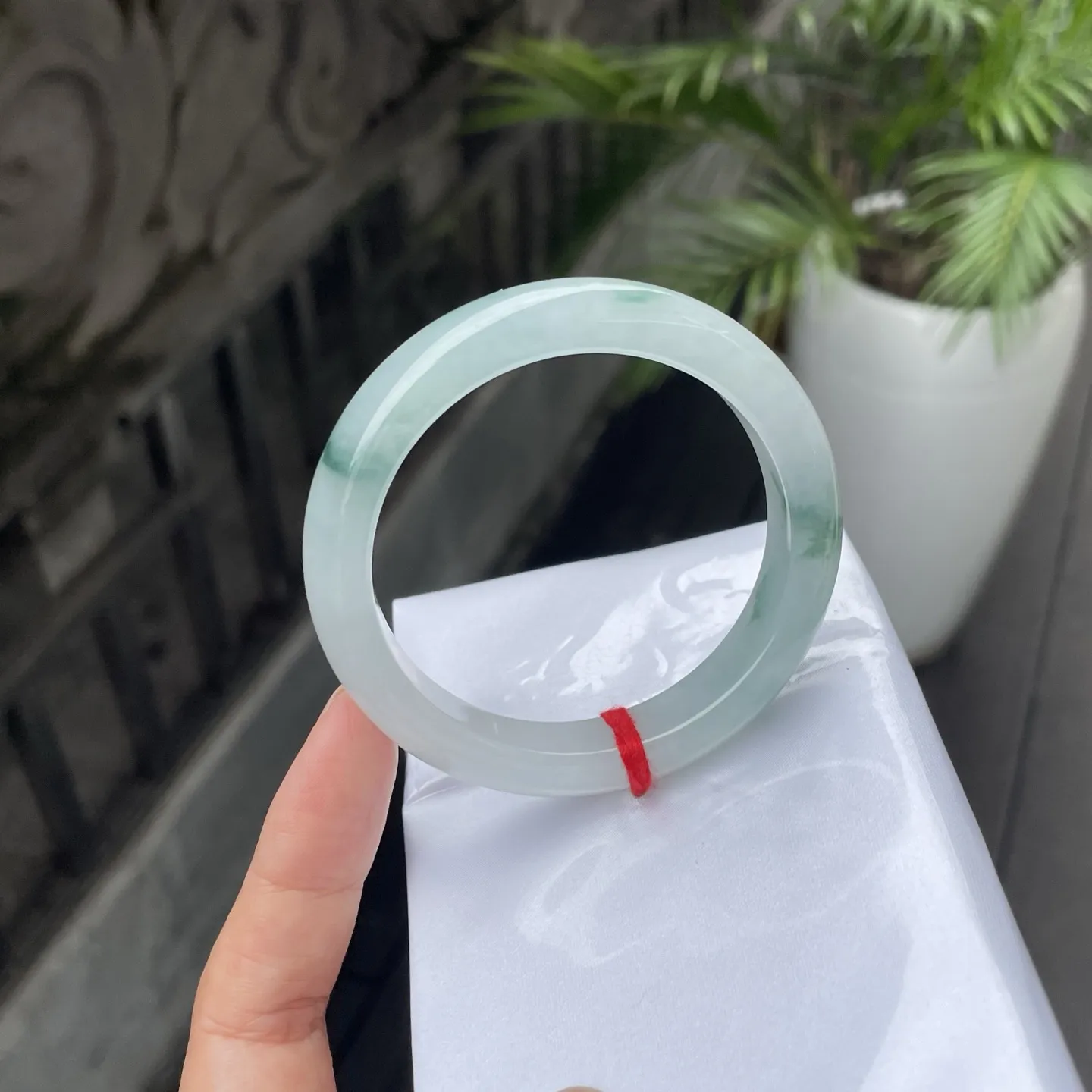 55圈口️
飘花，翠色如泼墨山水，那几缕深绿似是青山间的云雾与草木，在莹润的玉质里悠然晕开