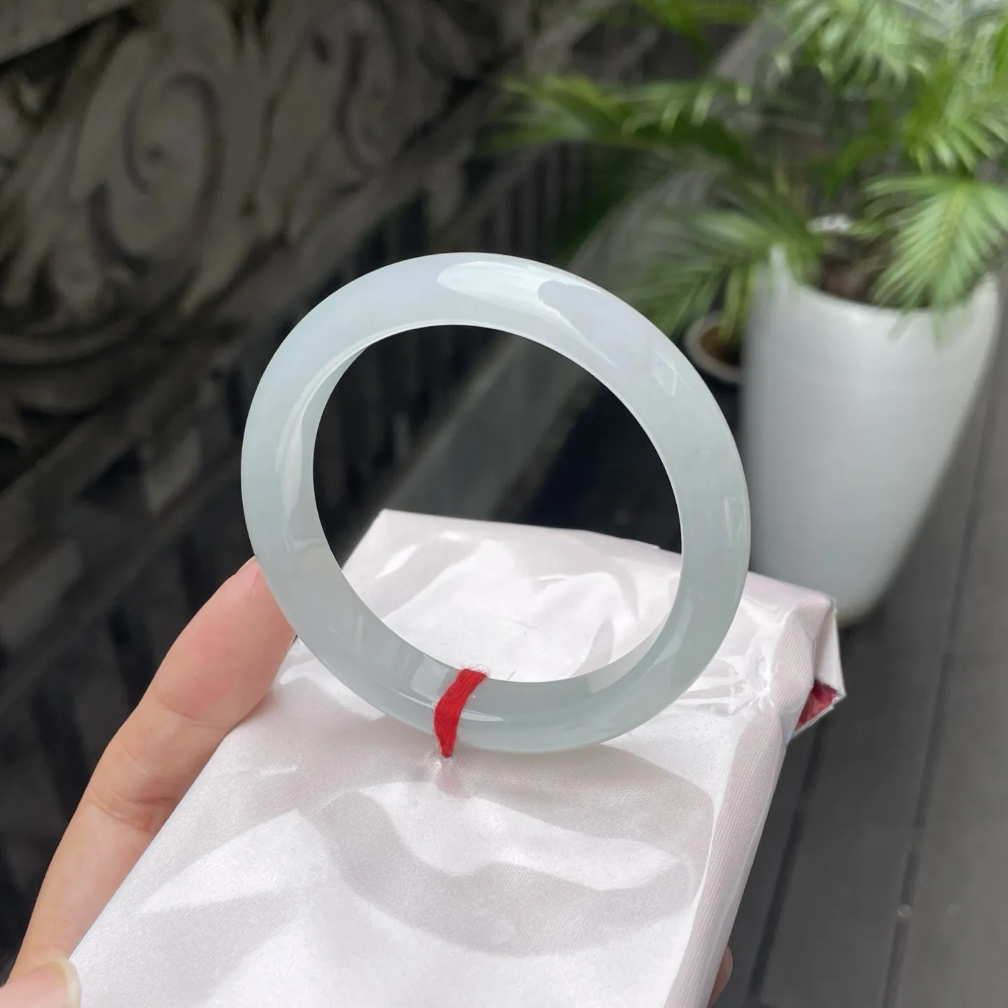 56+圈口
白月光，通透得像山涧里的清泉，淡青的底色清新脱俗，腕间一戴，仿佛连呼吸都带上了山间溪水的清冽与柔美