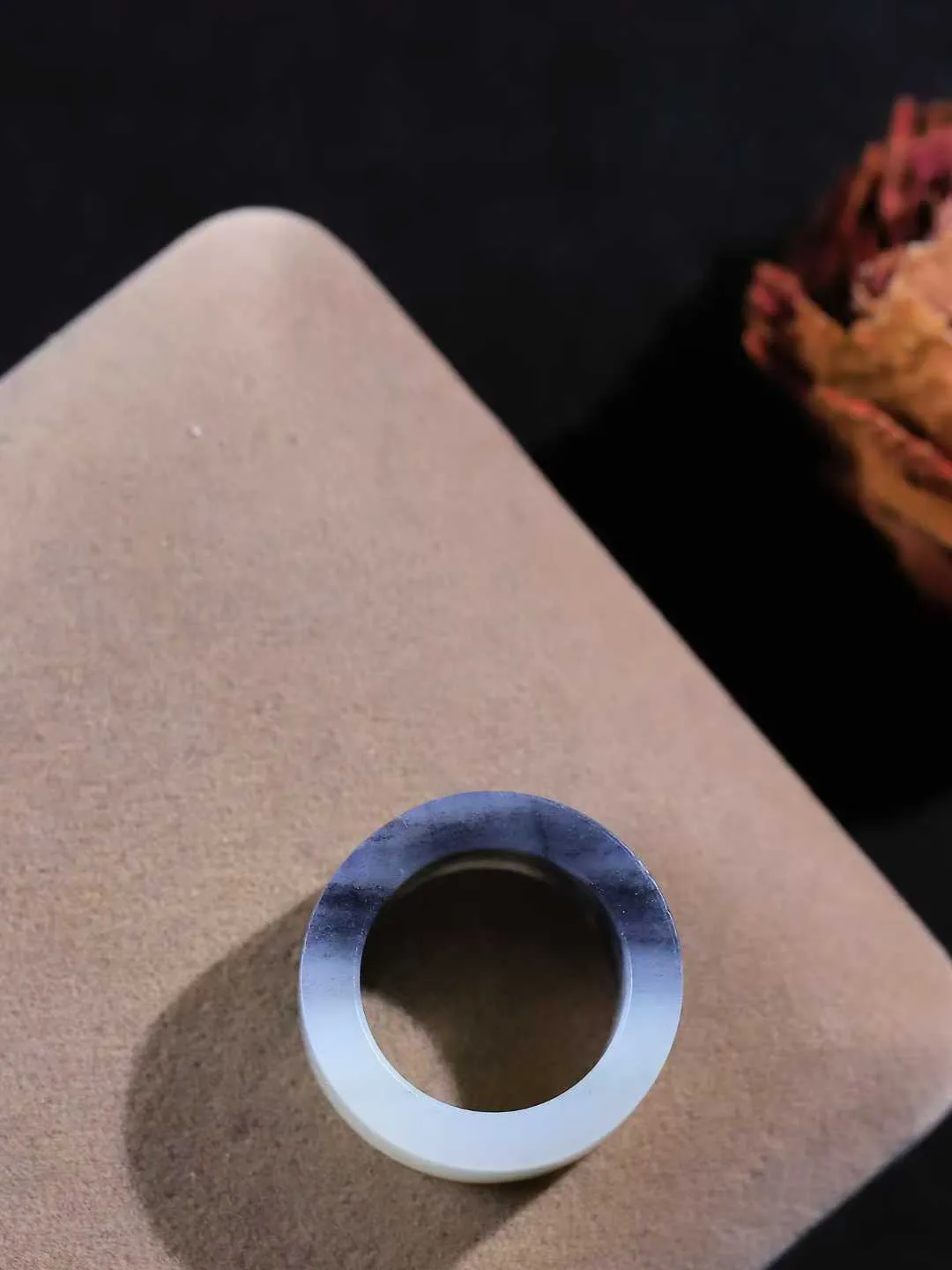 （籽.古韵.扳指）

新疆和田青花籽料扳指，玉质温润，油润感十足， 整器古韵生辉。优雅高贵。运筹帷幄于掌中，决胜于千里之外。重10.9克   圈口19.8mm  尺寸10.8-4.5mm  23110433A