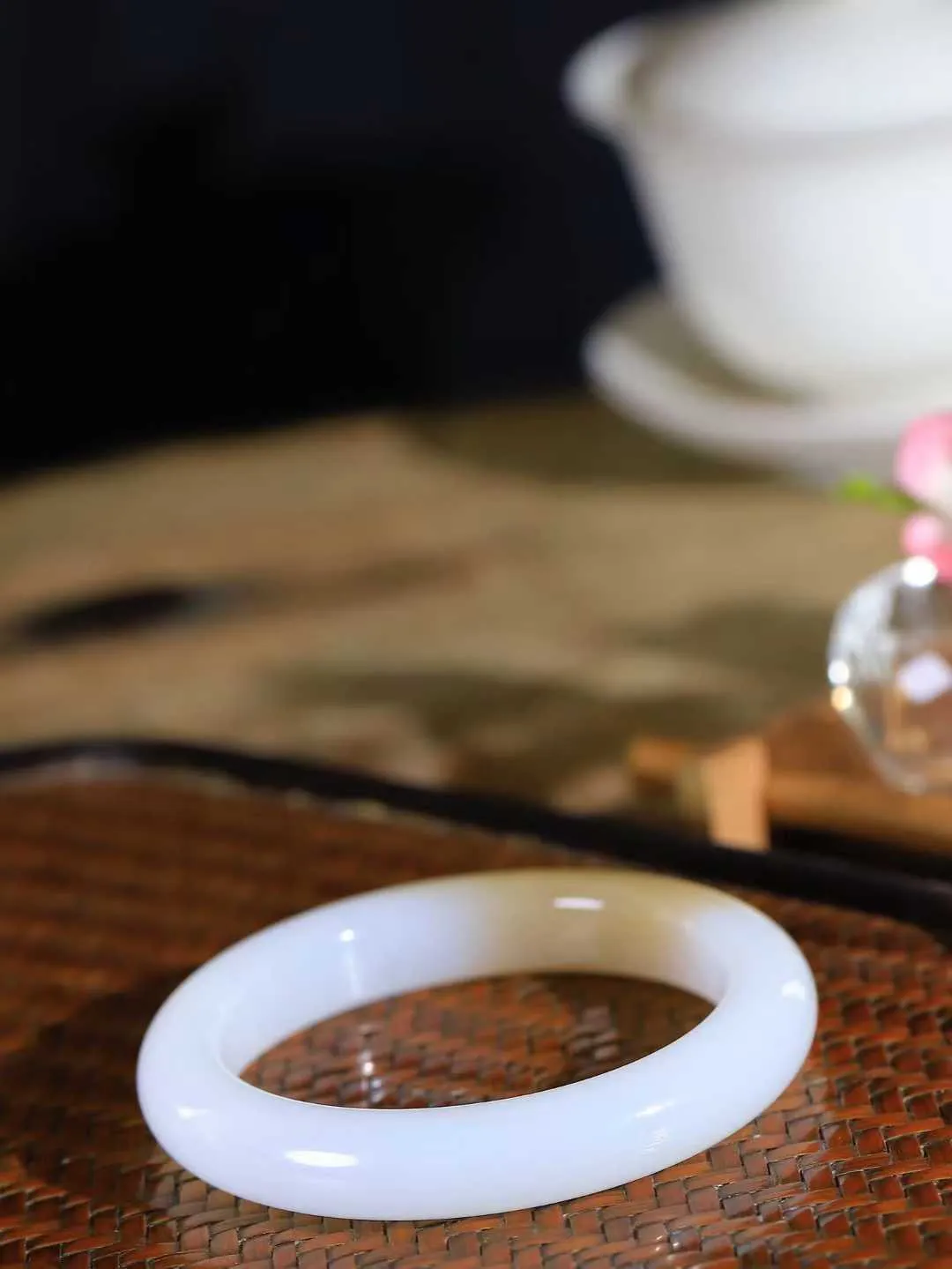 【暖玉生香·手镯】

收藏级️和田玉糖白玉手镯，质地油润细腻，色泽高贵典雅，镯型古朴典雅。在诗情画