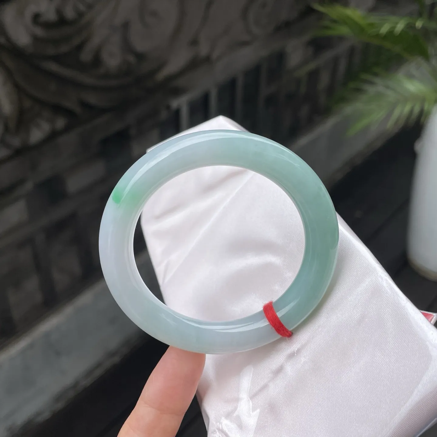 54圆条🥪
带色，江南春水的清润与山间新竹的翠色揉合，莹润的质地泛着柔和光泽，