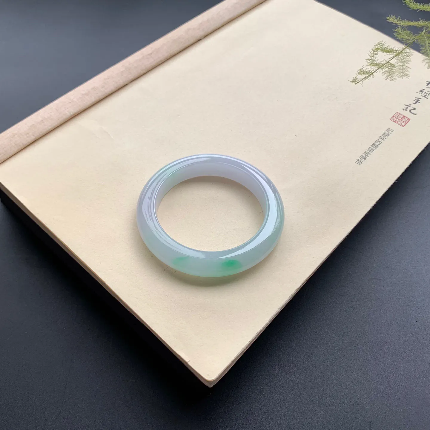 52圈口飘绿正圈手镯 尺寸：52-10.5-9.2，无纹裂，水润细腻，优美迷人