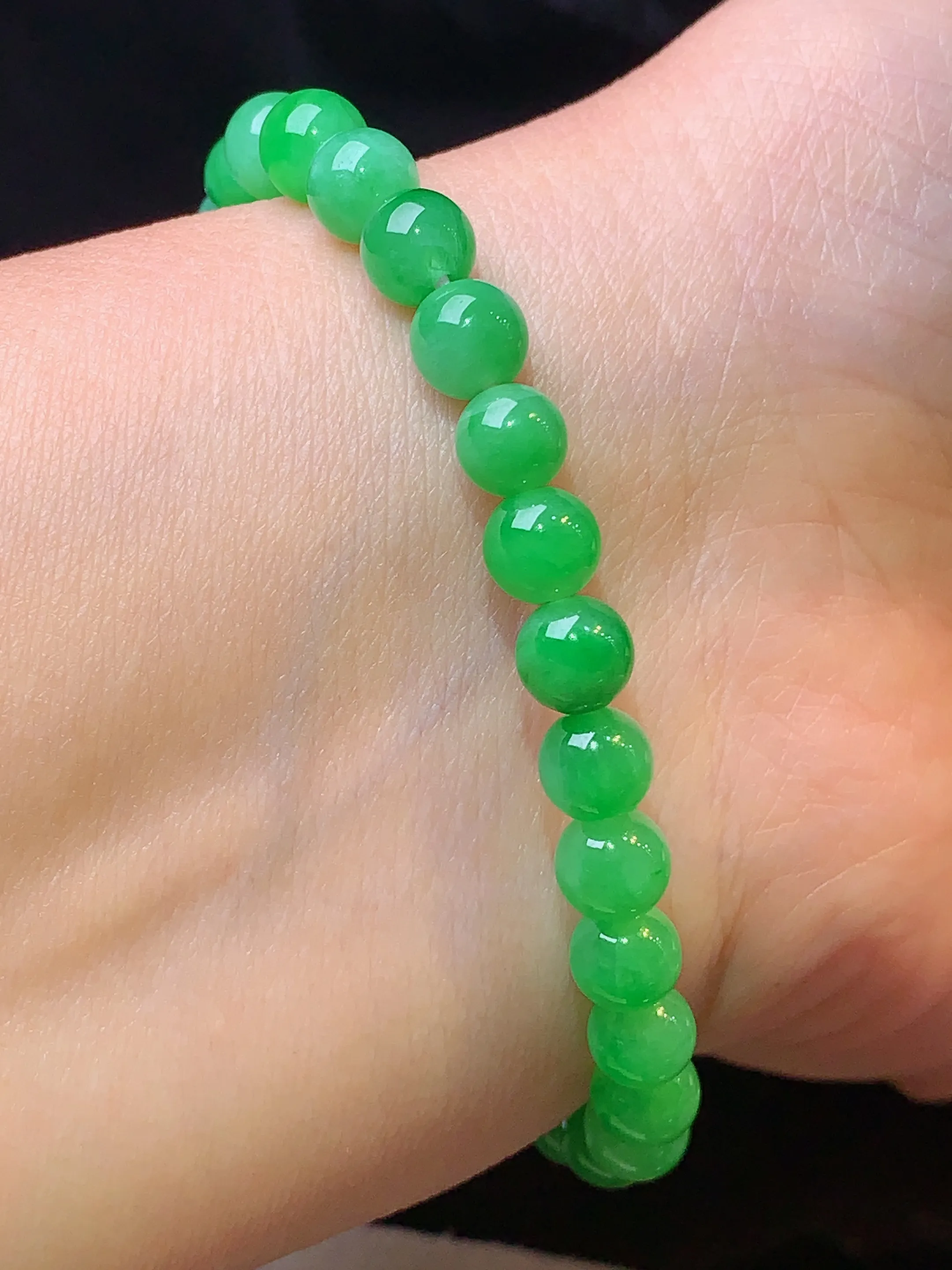 翠绿圆珠手链 玉质细腻 色泽清新艳丽 整体尺寸6