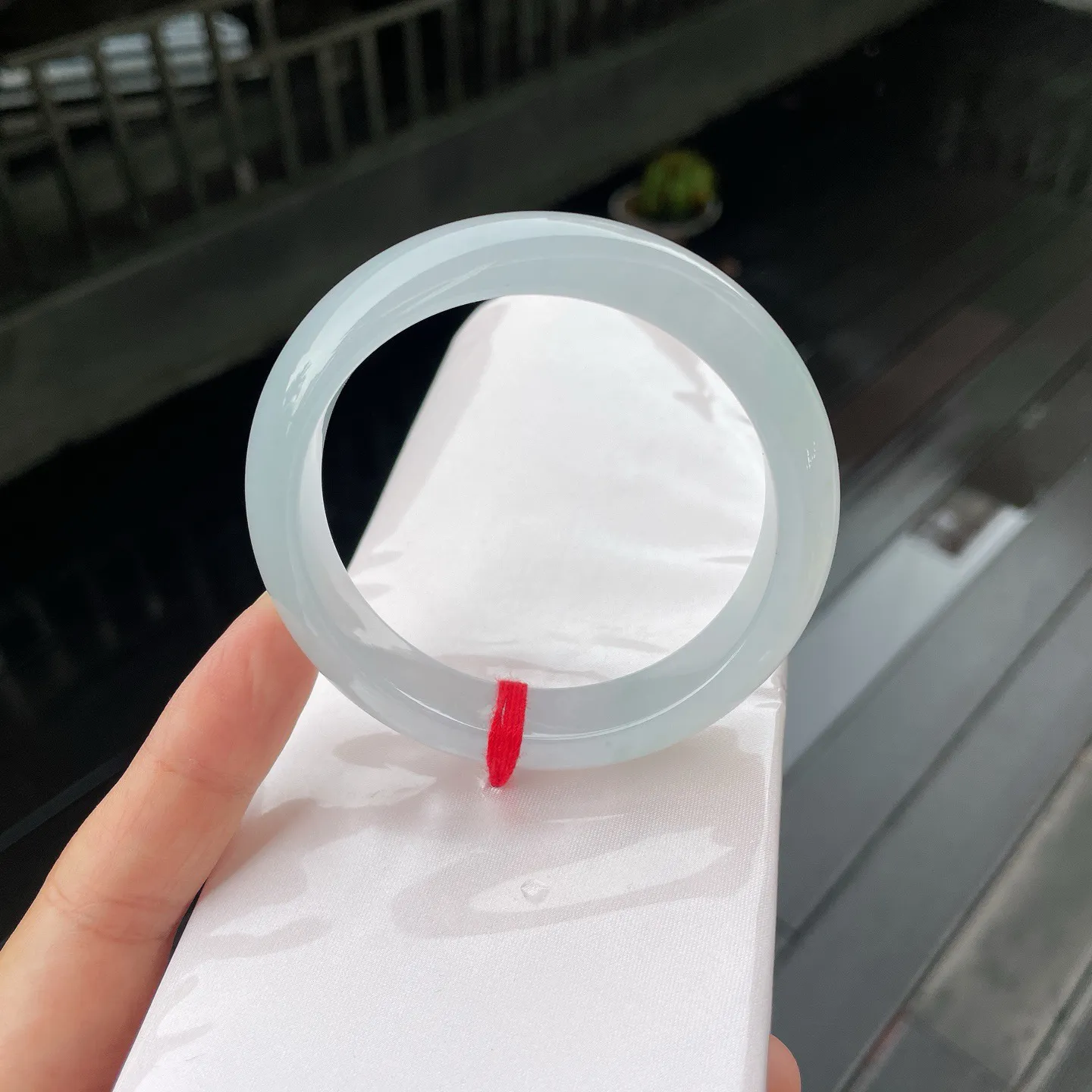 57圈口🥤
飘花，如被晨露吻过，清透底色中，一点翠绿如春日刚绽的花苞，悄然盛放