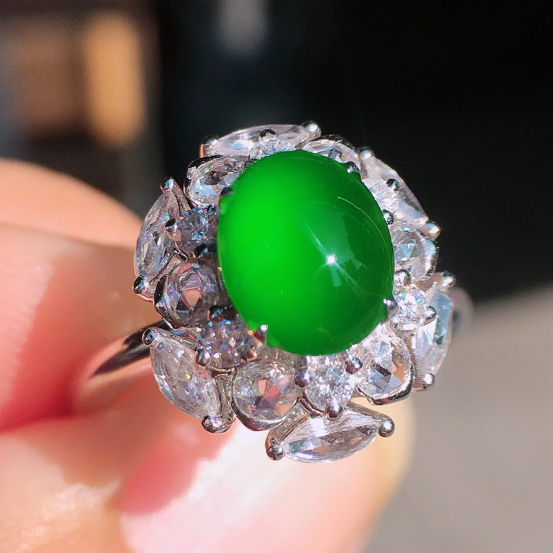辣绿蛋面戒指，色泽均匀浓郁，玉质细腻，荧光感超
强，饱满圆润，尽显优雅气质，18k
金豪华镶嵌