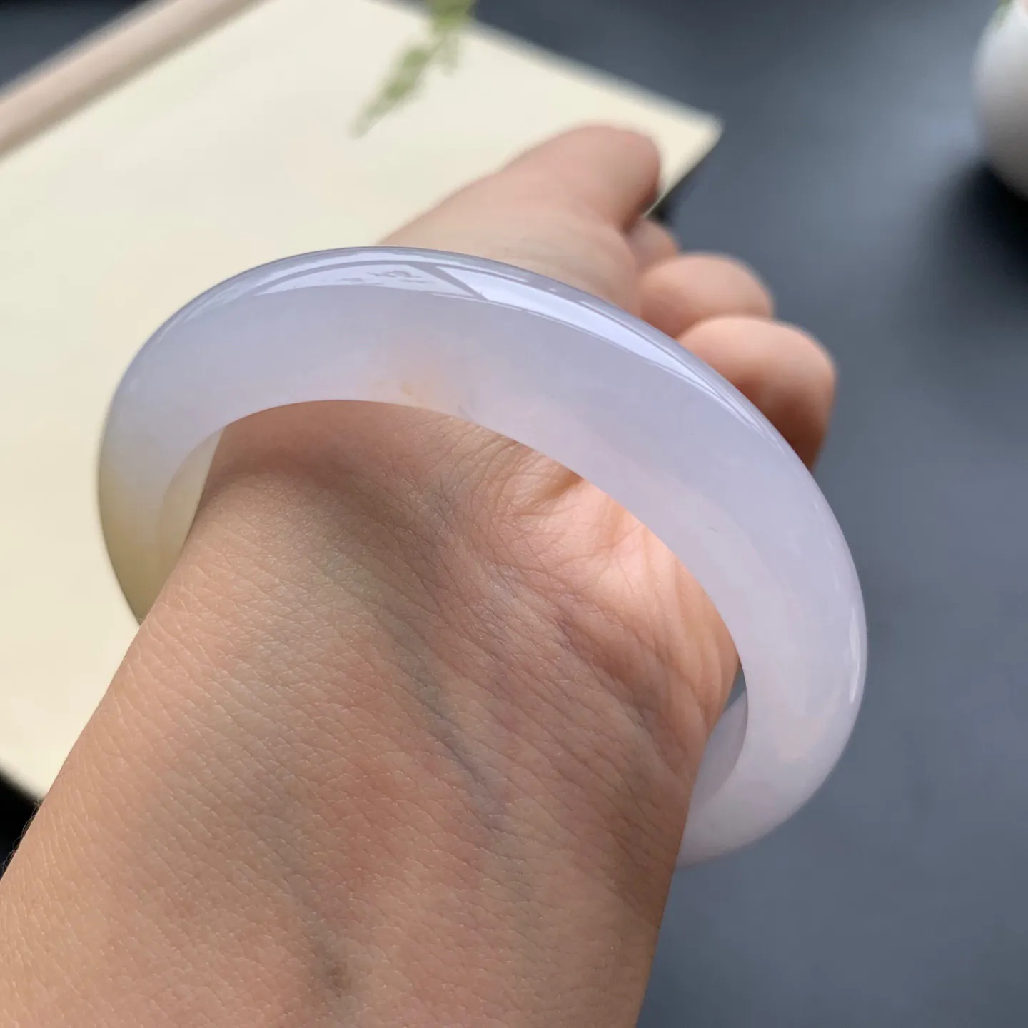 52.6圈口冰种飘黄翡正圈手镯 尺寸：52.6-12.6-8.5，无纹裂，水润起胶，优雅迷人