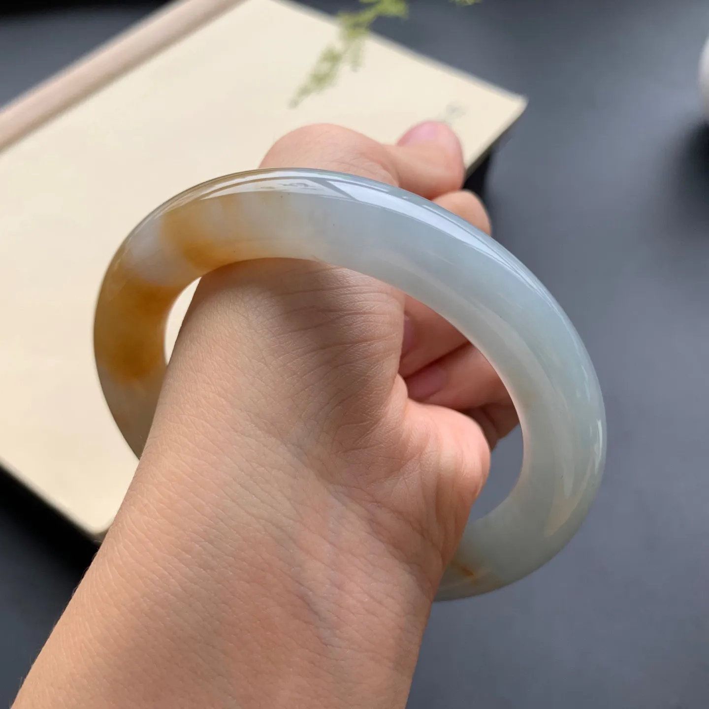 61.5圈口黄翡圆条手镯 尺寸：61.5-12.6-11.5，无纹裂，细腻光滑，色泽亮丽