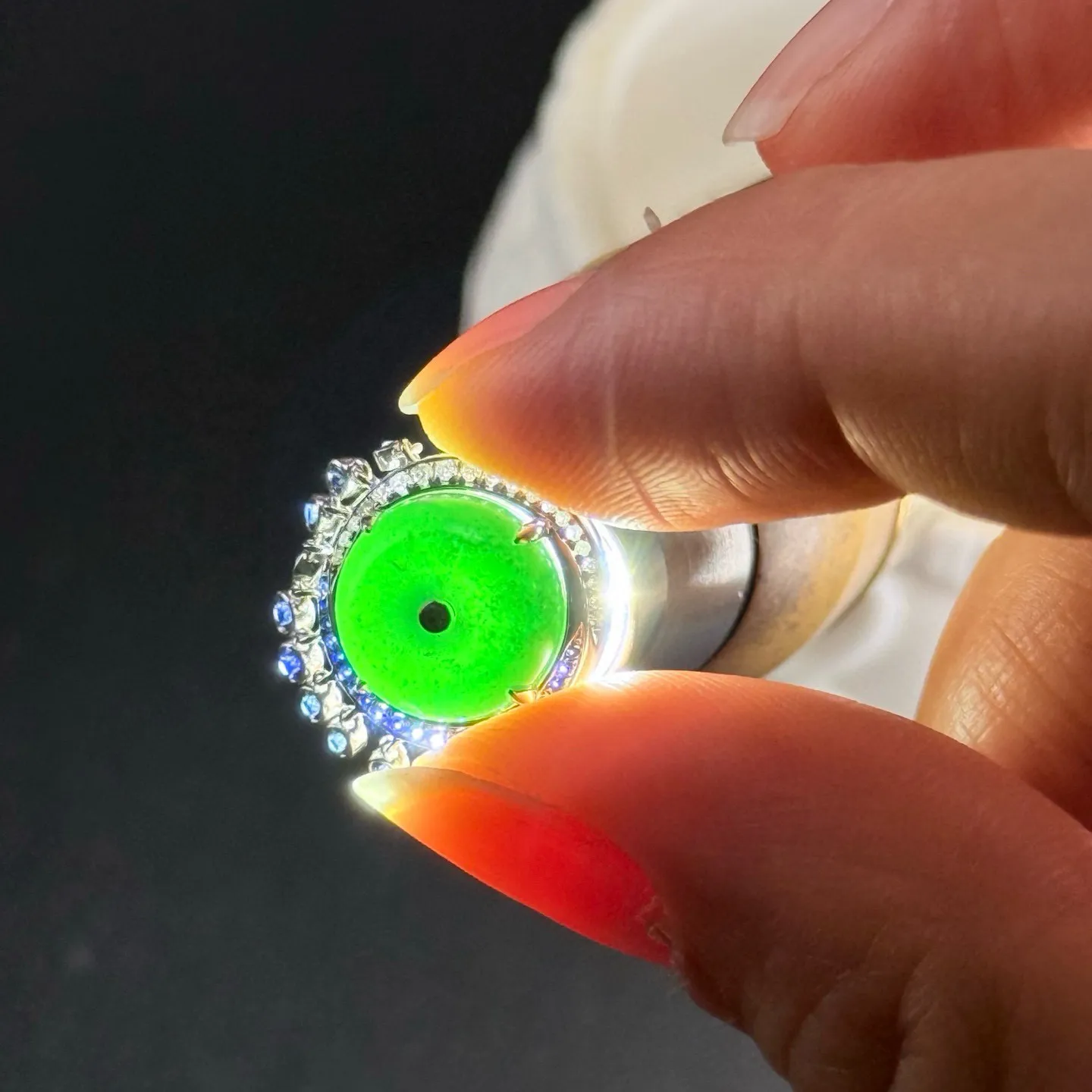 精品18k墨翠平安扣耳钉 种好色正 黑度极好 打灯通透 油性十足 尺寸13