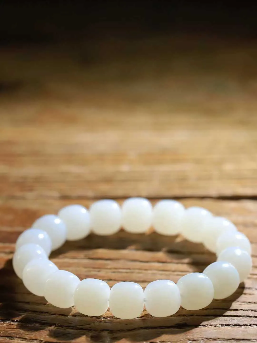 （老型珠.手串）

精品 和田玉白玉老型珠手串，玉质细腻油润 饱满光滑 质朴无华，悠远简单，人心境界远，百世修炼深，心灵常驻善意持，觉悟人生百世修。
重63.7克    尺寸取一11.9-12.8mm    10110400A