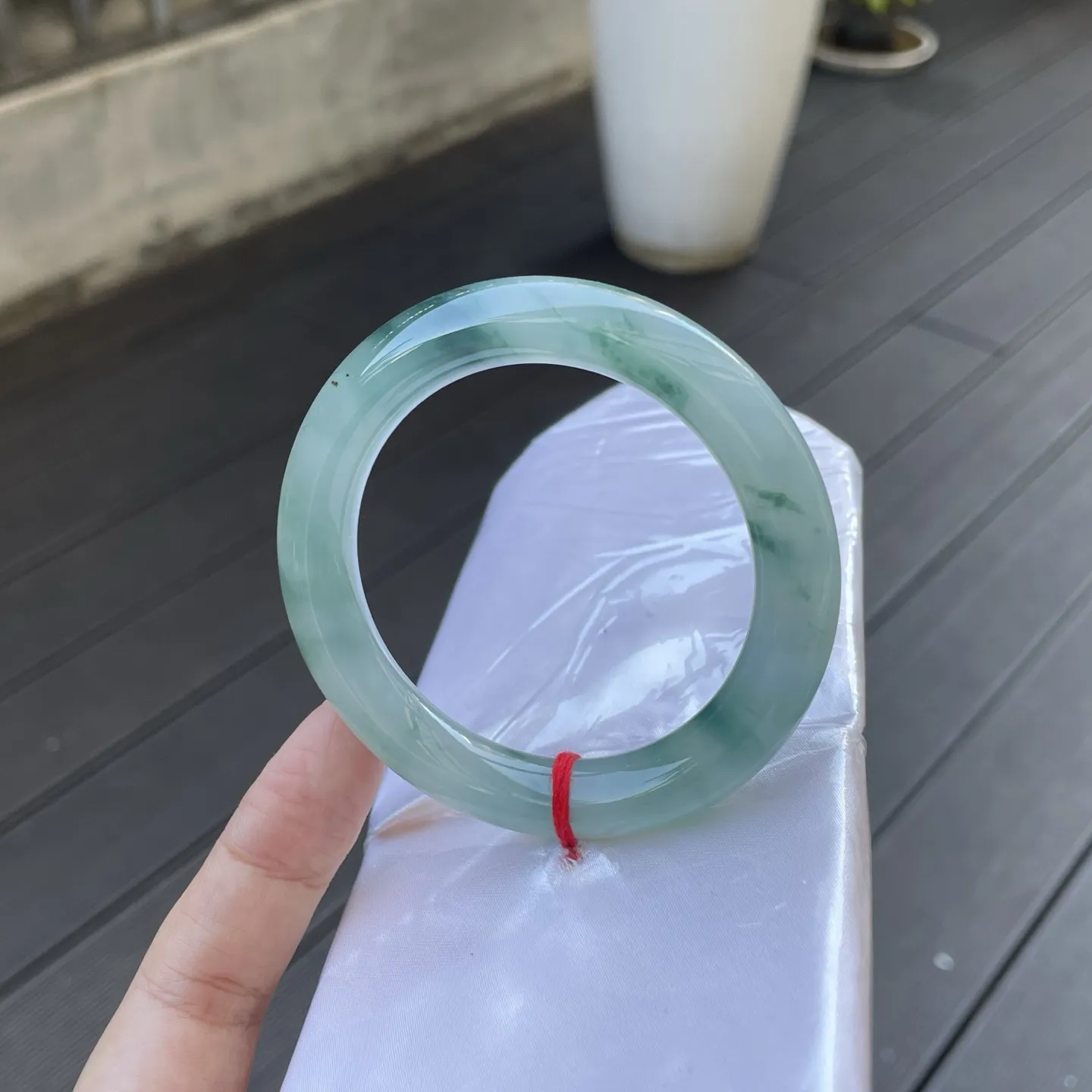 52+圆条
飘花，似将江南春水的碧色与灵动都收于其中，浅绿如流云般晕染，剔透又清新