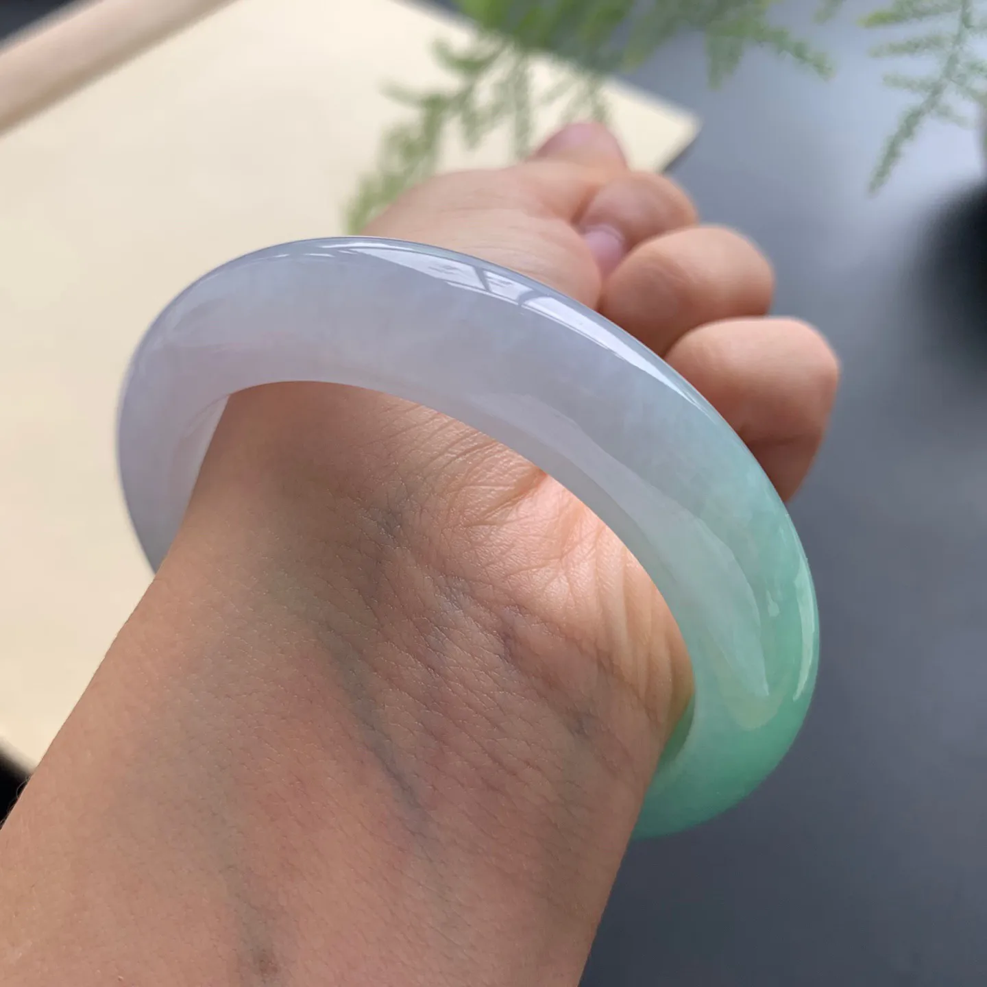 54.5圈口飘绿正圈手镯 尺寸：54.5-13.5-9.5，无纹裂，色泽靓丽，版型厚装